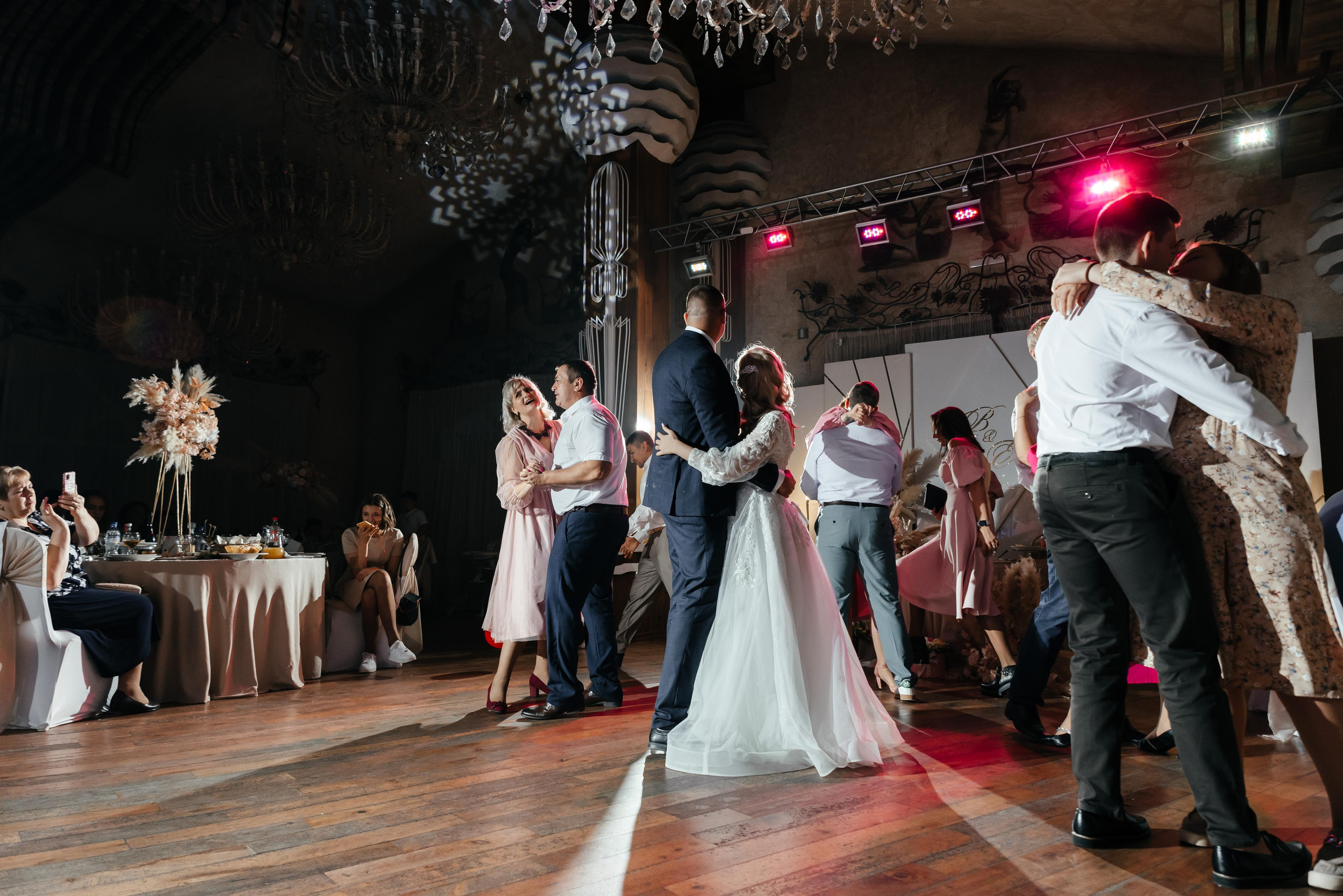 Плясала даже люстра :). Свадебный фотограф Москва — Юлия Фоменко — профессиональный фотограф