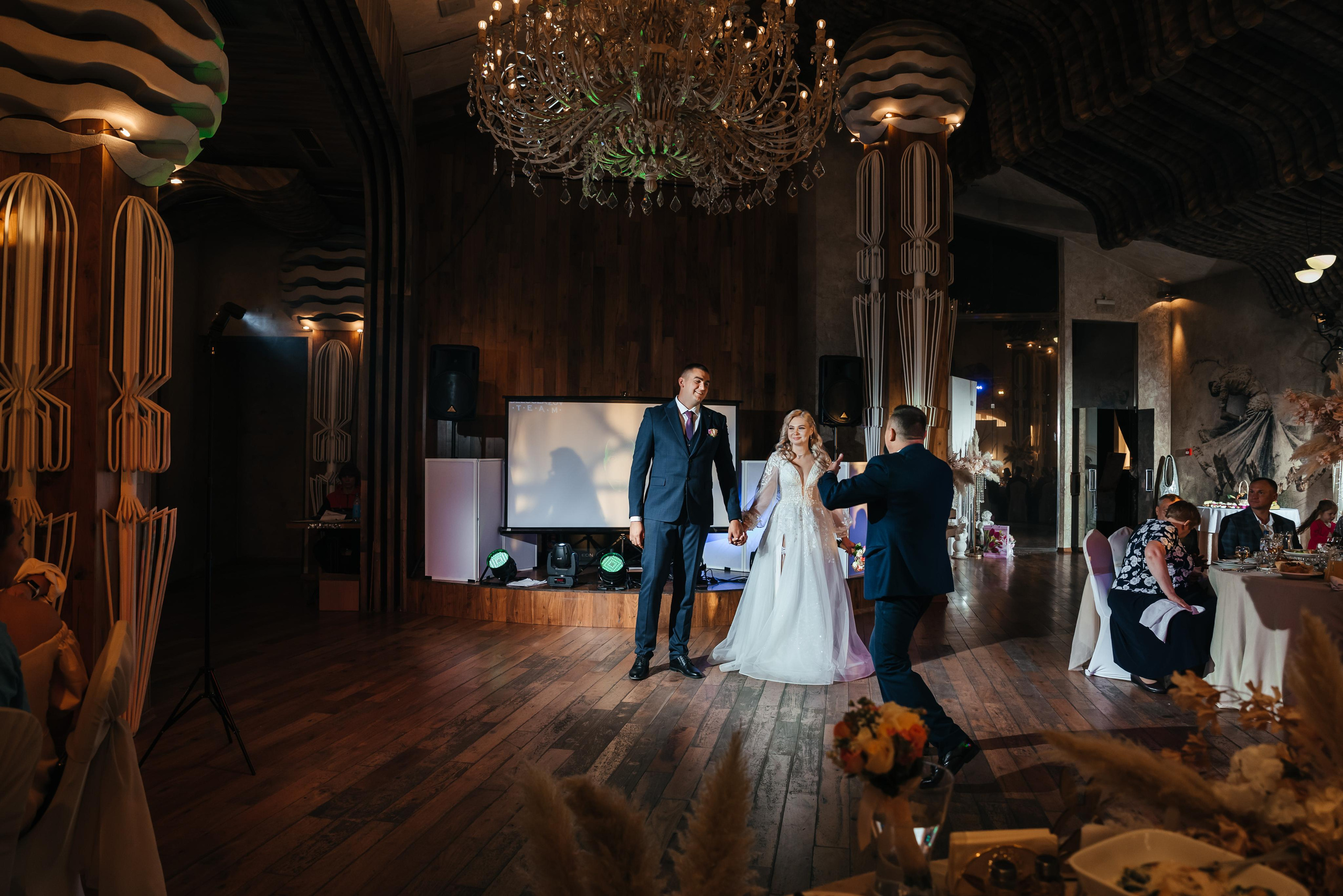 Плясала даже люстра :). Свадебный фотограф Москва — Юлия Фоменко — профессиональный фотограф