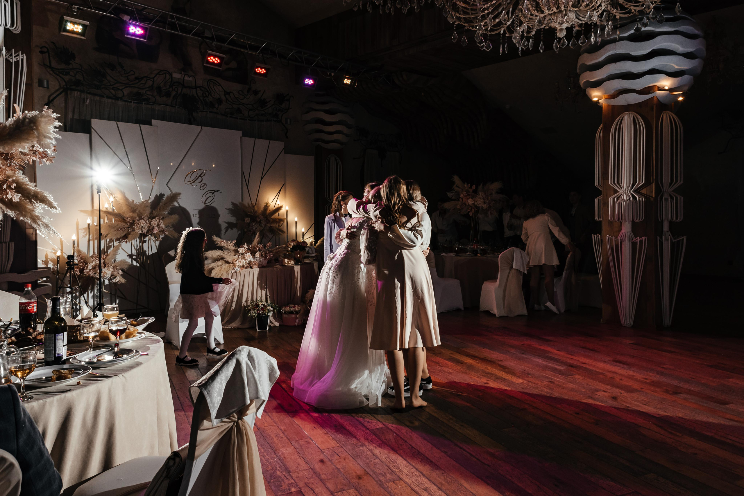 Плясала даже люстра :). Свадебный фотограф Москва — Юлия Фоменко — профессиональный фотограф