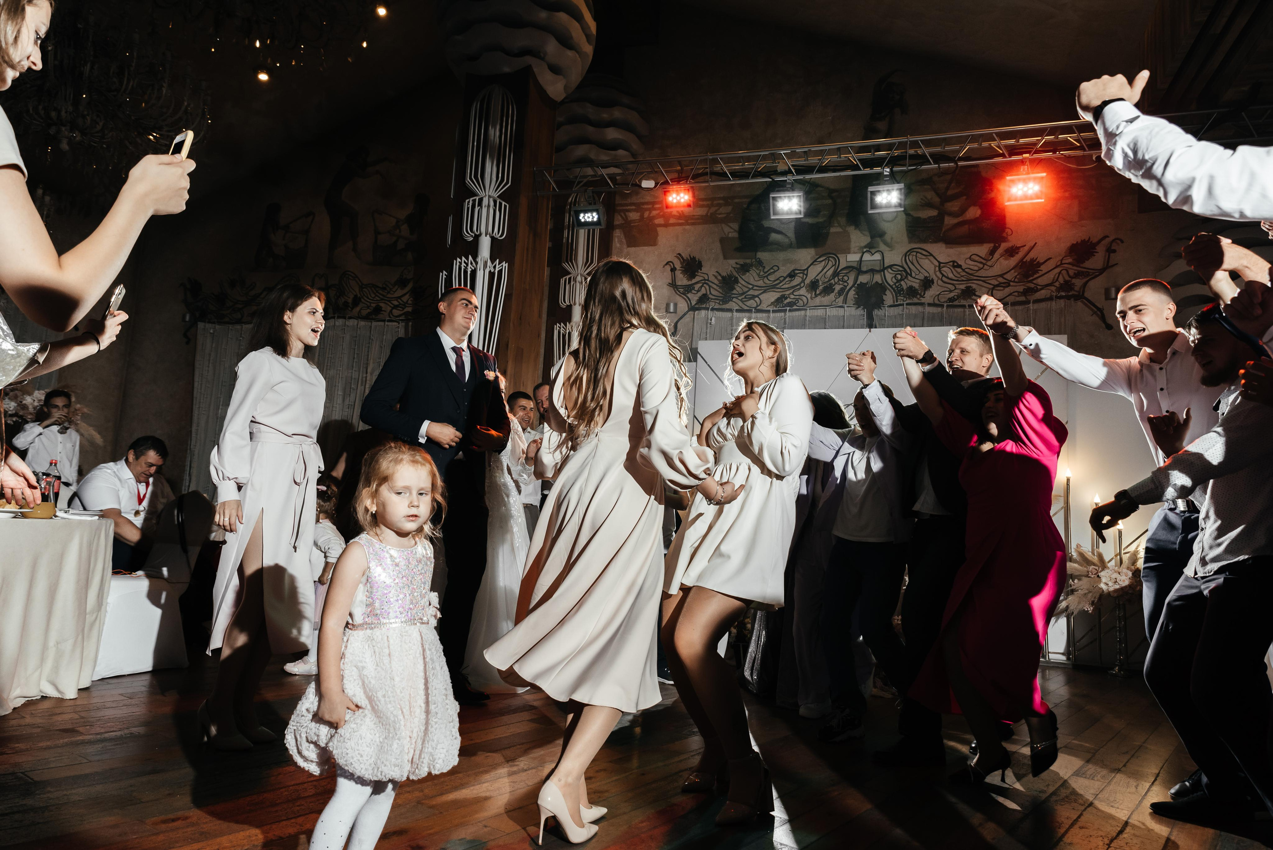 Плясала даже люстра :). Свадебный фотограф Москва — Юлия Фоменко — профессиональный фотограф