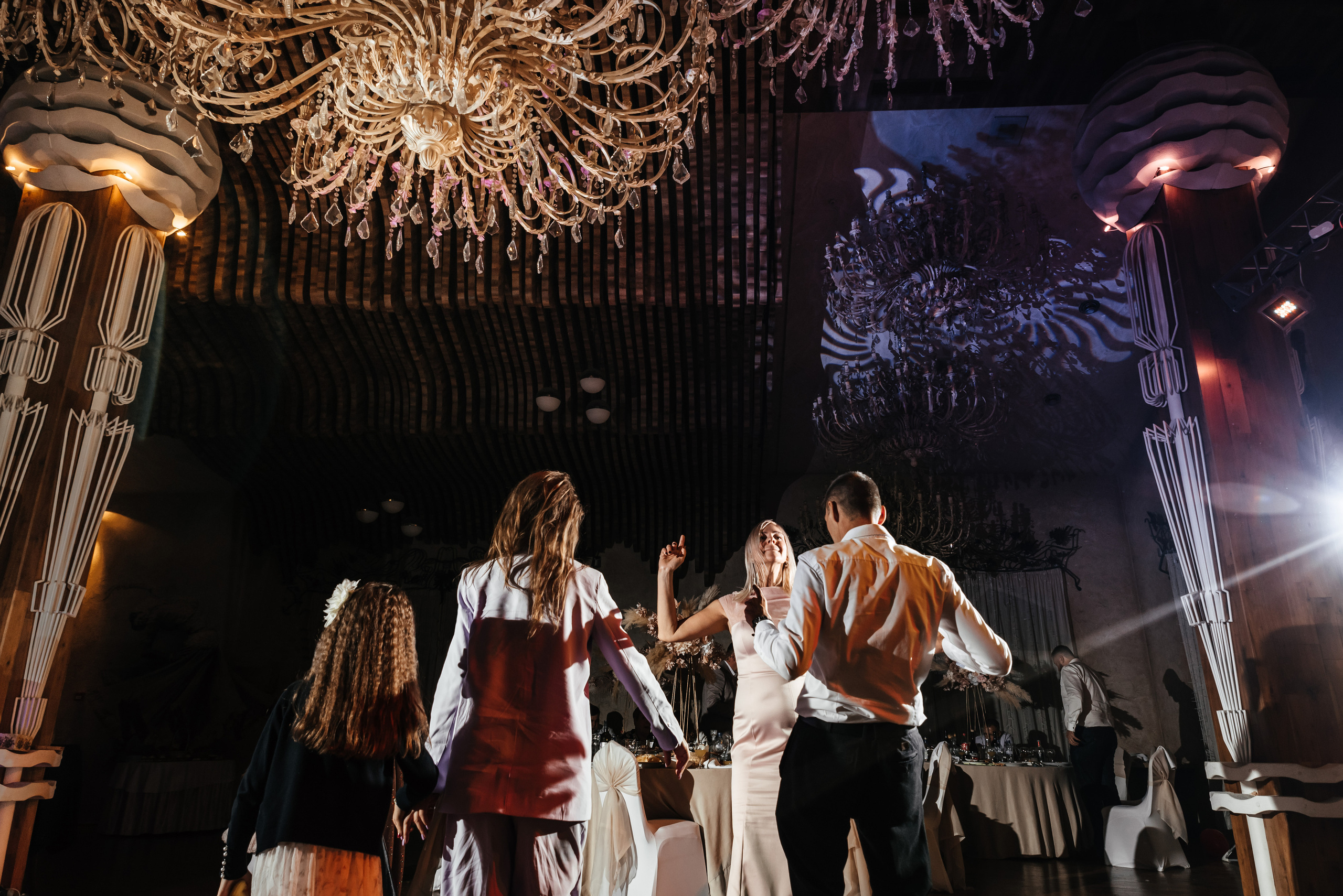 Плясала даже люстра :). Свадебный фотограф Москва — Юлия Фоменко — профессиональный фотограф