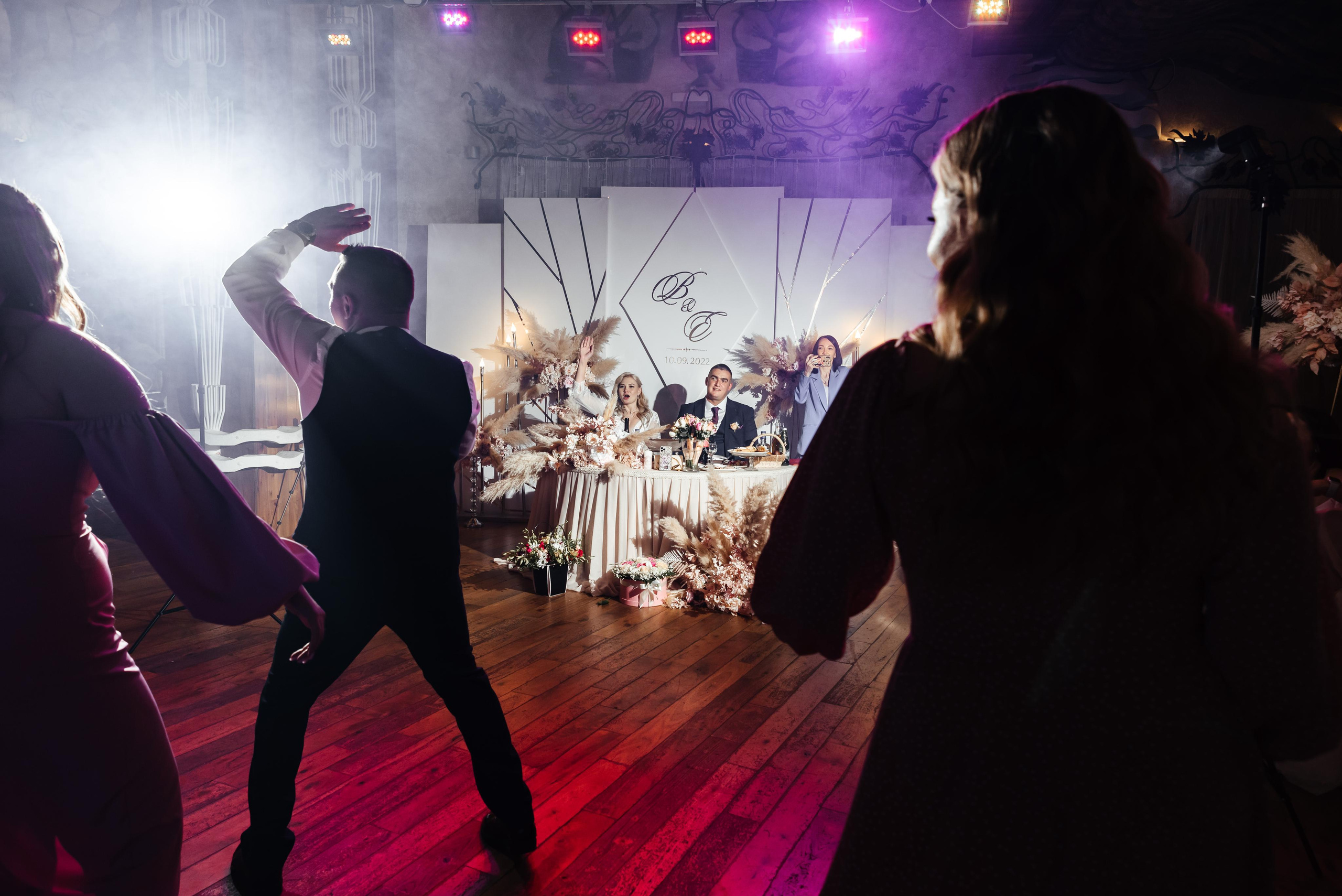 Плясала даже люстра :). Свадебный фотограф Москва — Юлия Фоменко — профессиональный фотограф