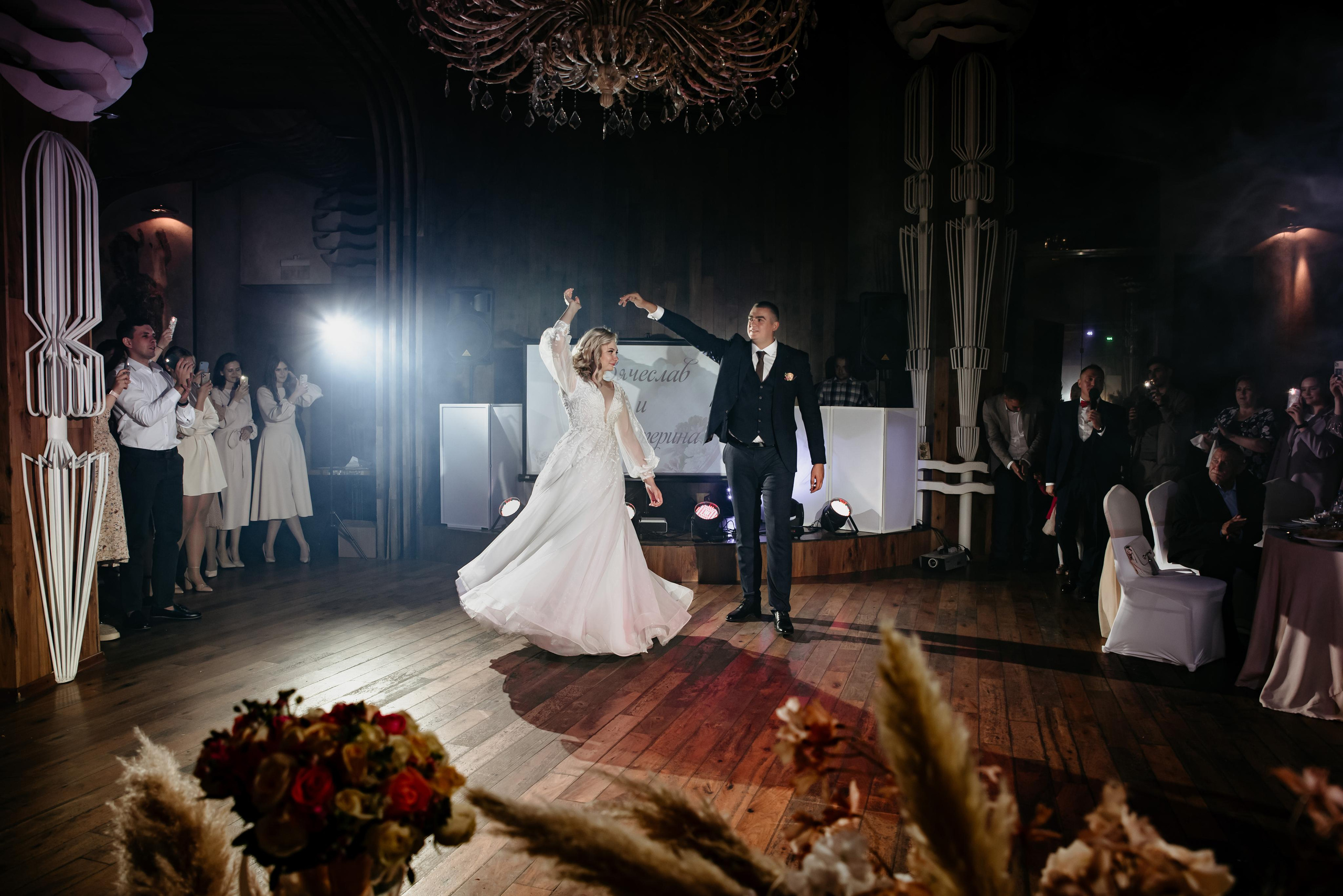 Плясала даже люстра :). Свадебный фотограф Москва — Юлия Фоменко — профессиональный фотограф