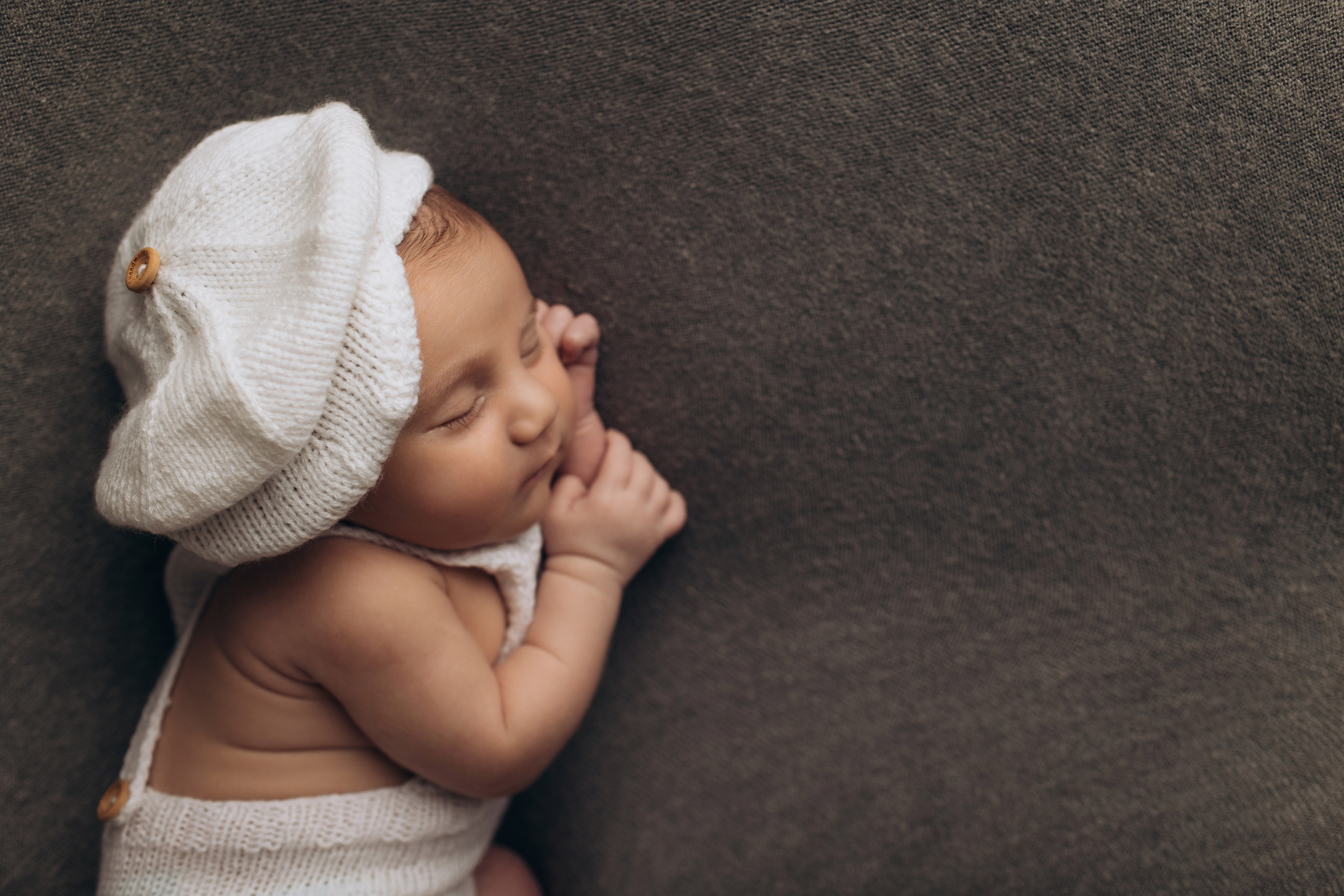 Newborn (фотосессия новорожденных). Фотостудия для новорожденных и малышей в Твери — На ручки