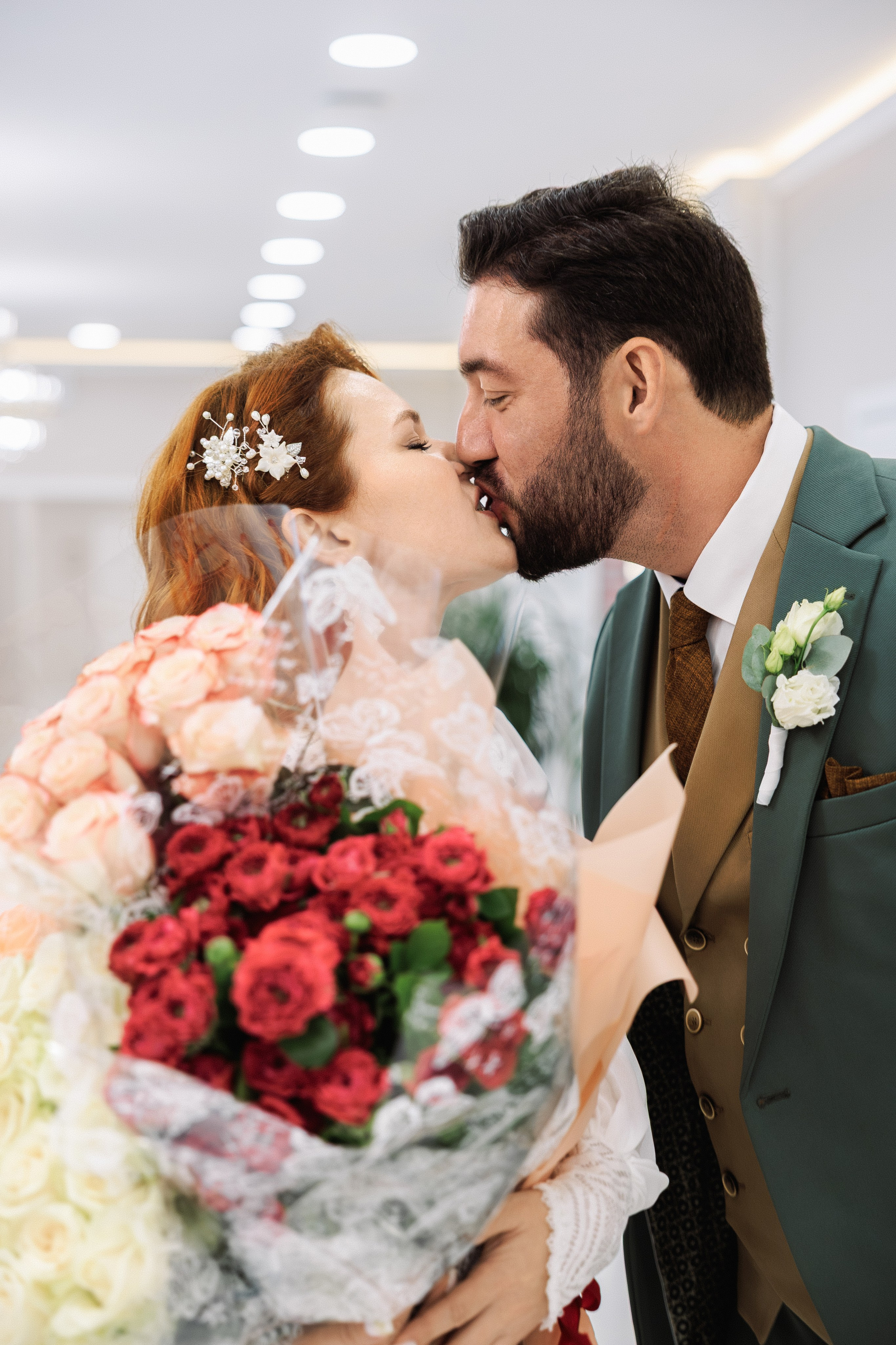 Поцелуй жениха и невесты в ЗАГСе