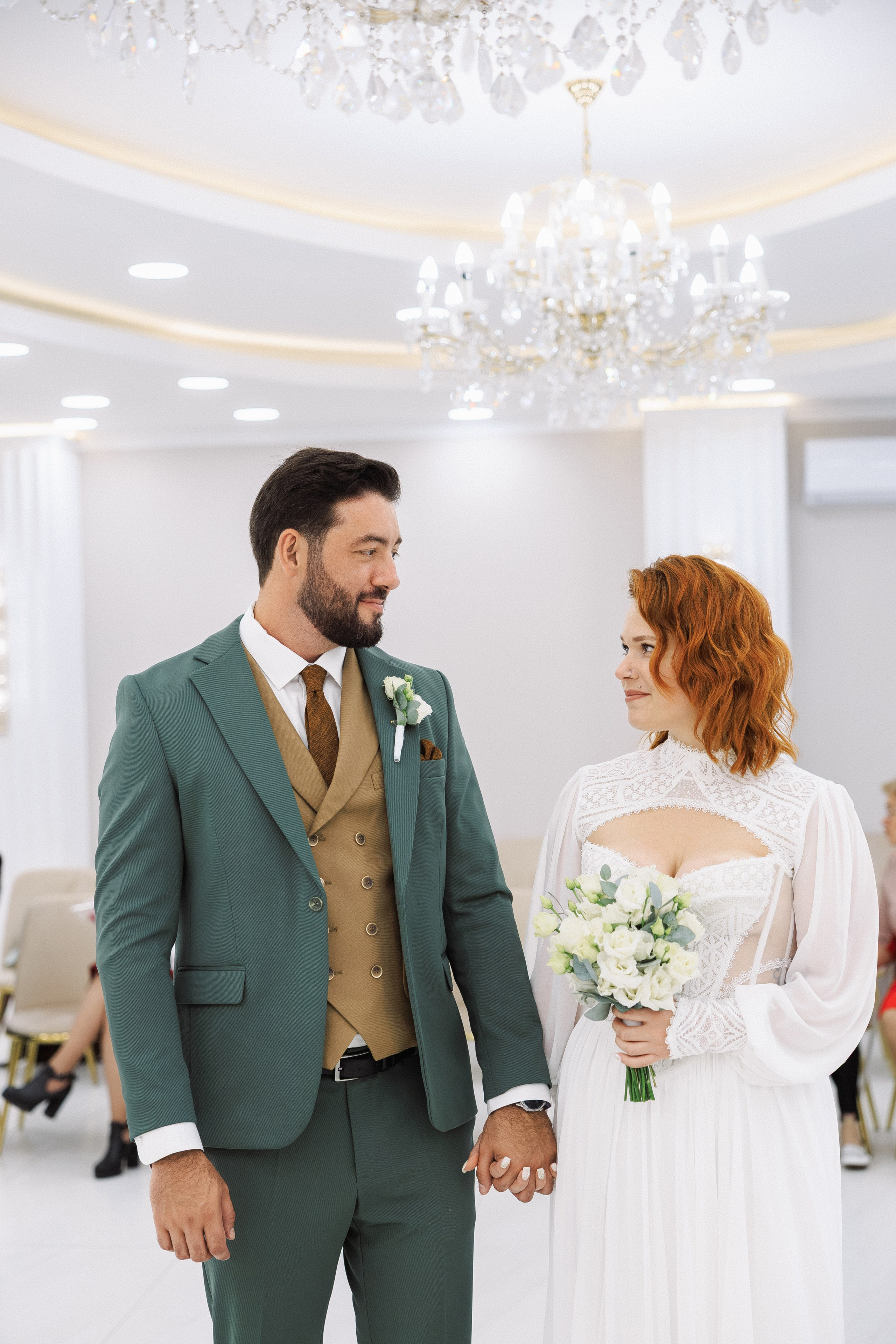 Невеста идёт по залу ЗАГСа к жениху
