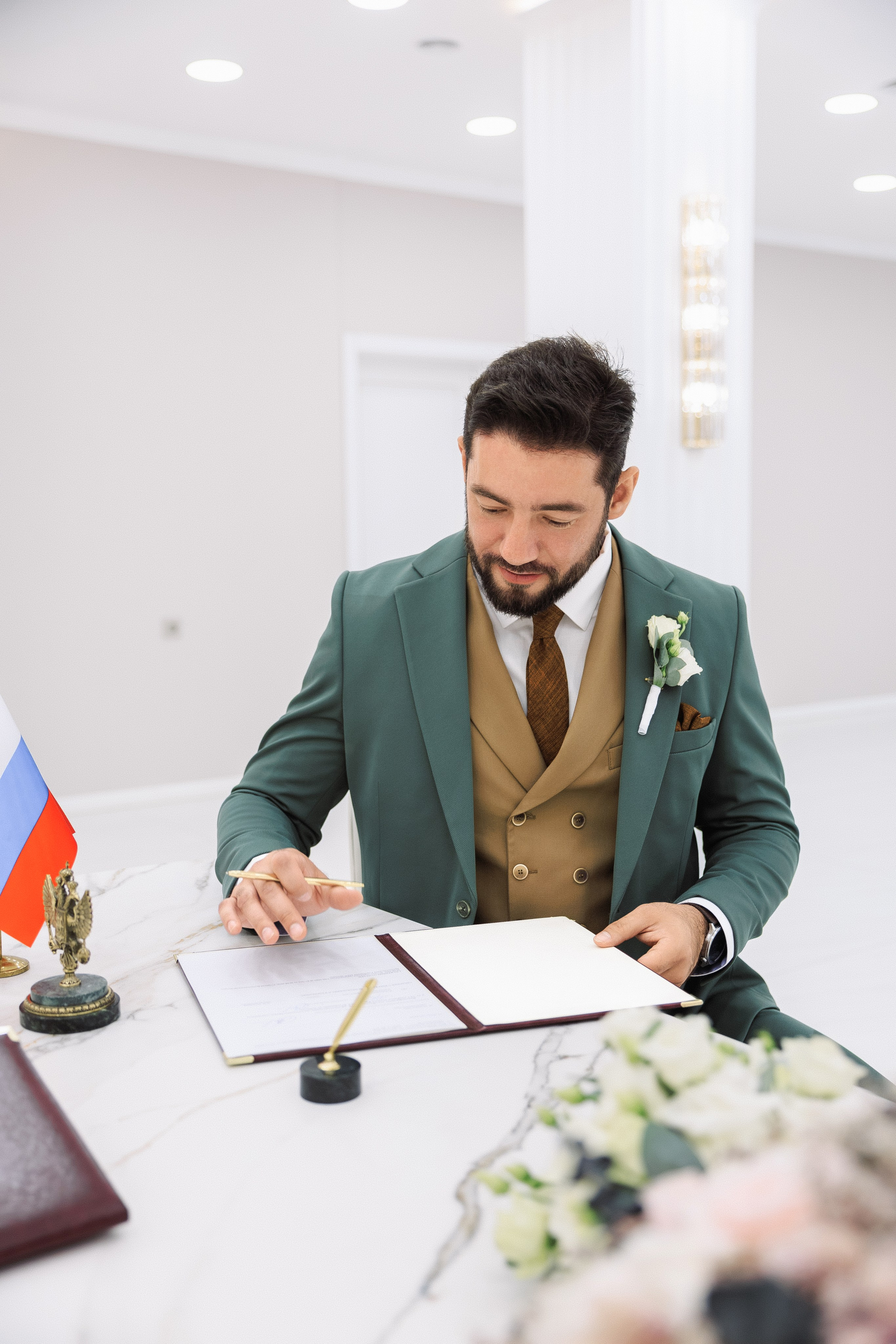 Портрет жениха в свадебном костюме, ЗАГС