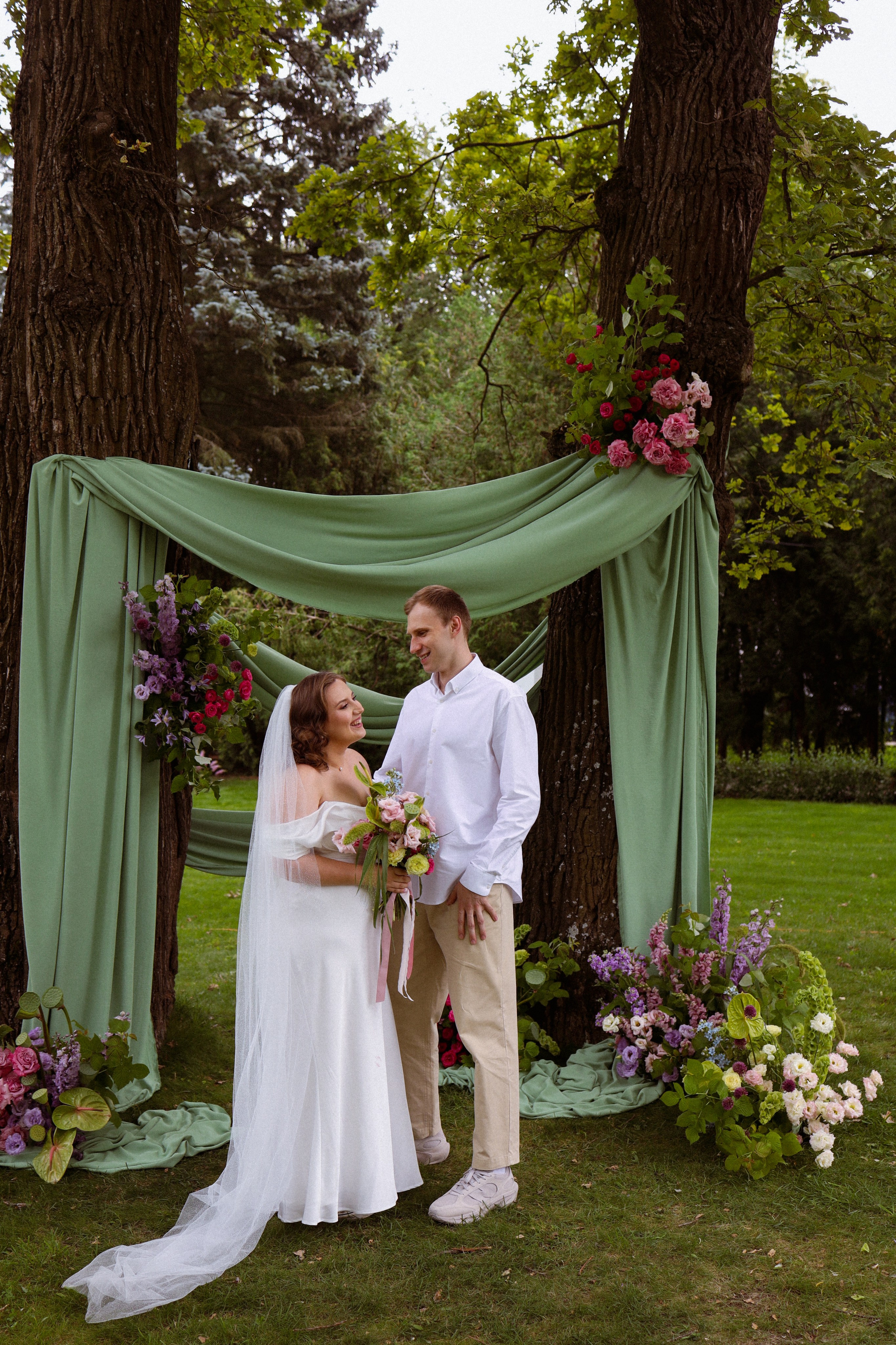 Молодожены