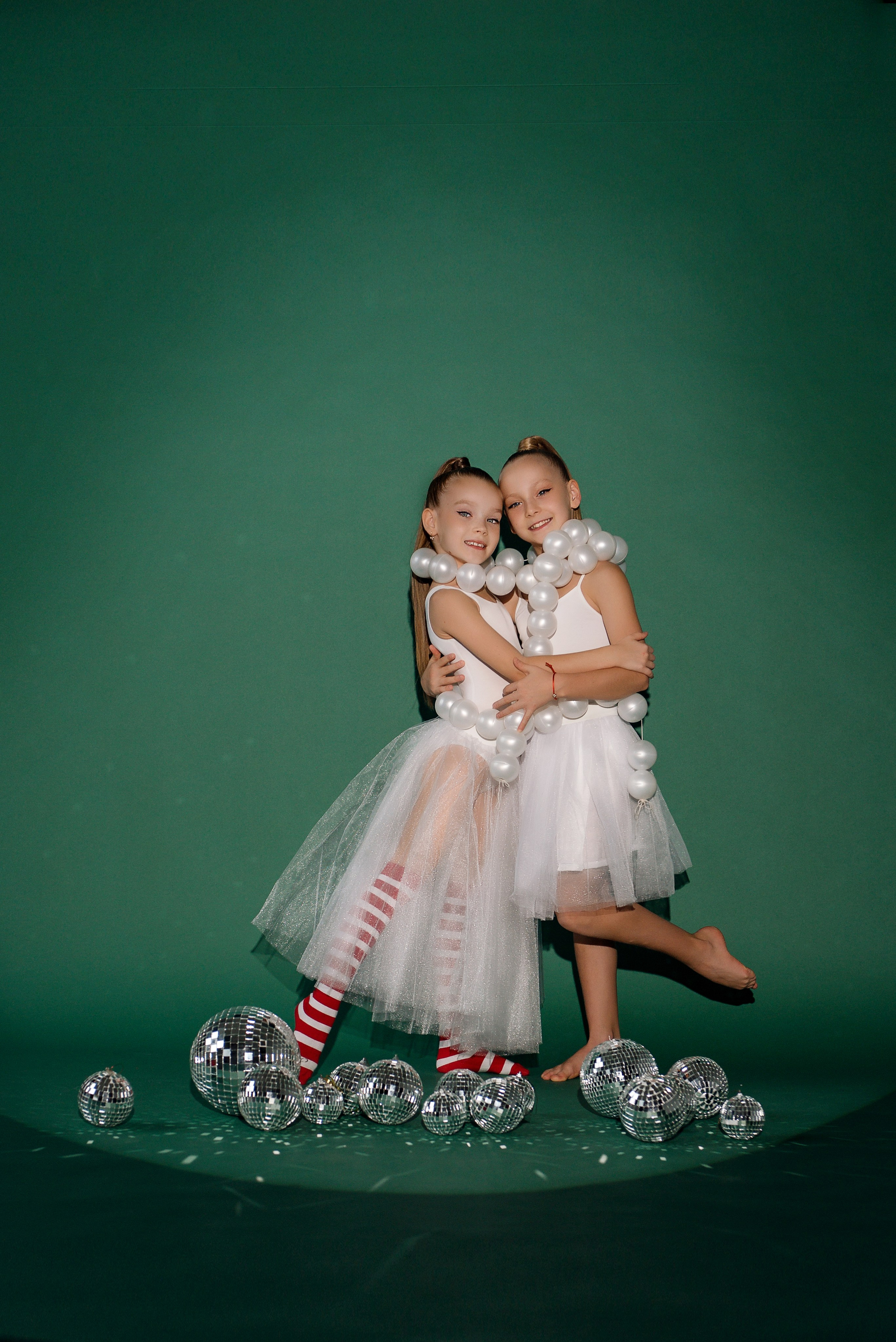 Варя и Лиза Новый год. Детский фотограф в Долгопрудном и Москве