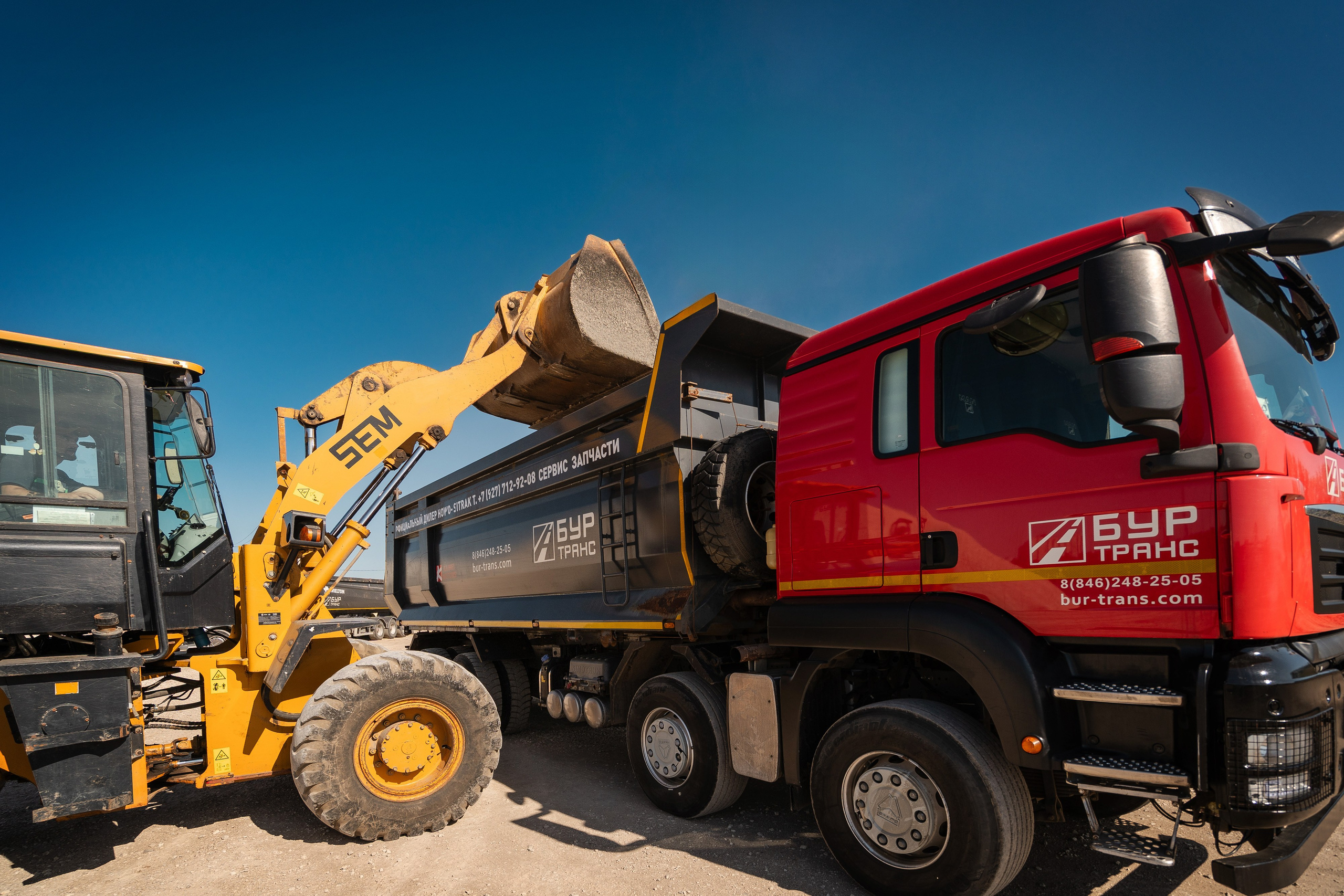 Погрузка песка в самосвал Scania для доставки