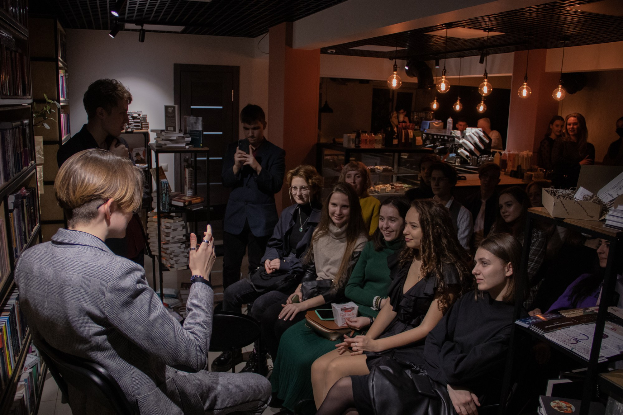 Презентация книги в кофейне «Издательство кофе». Репортажный, промышленный и маркетплейс-фотограф Дмитрий Чернат