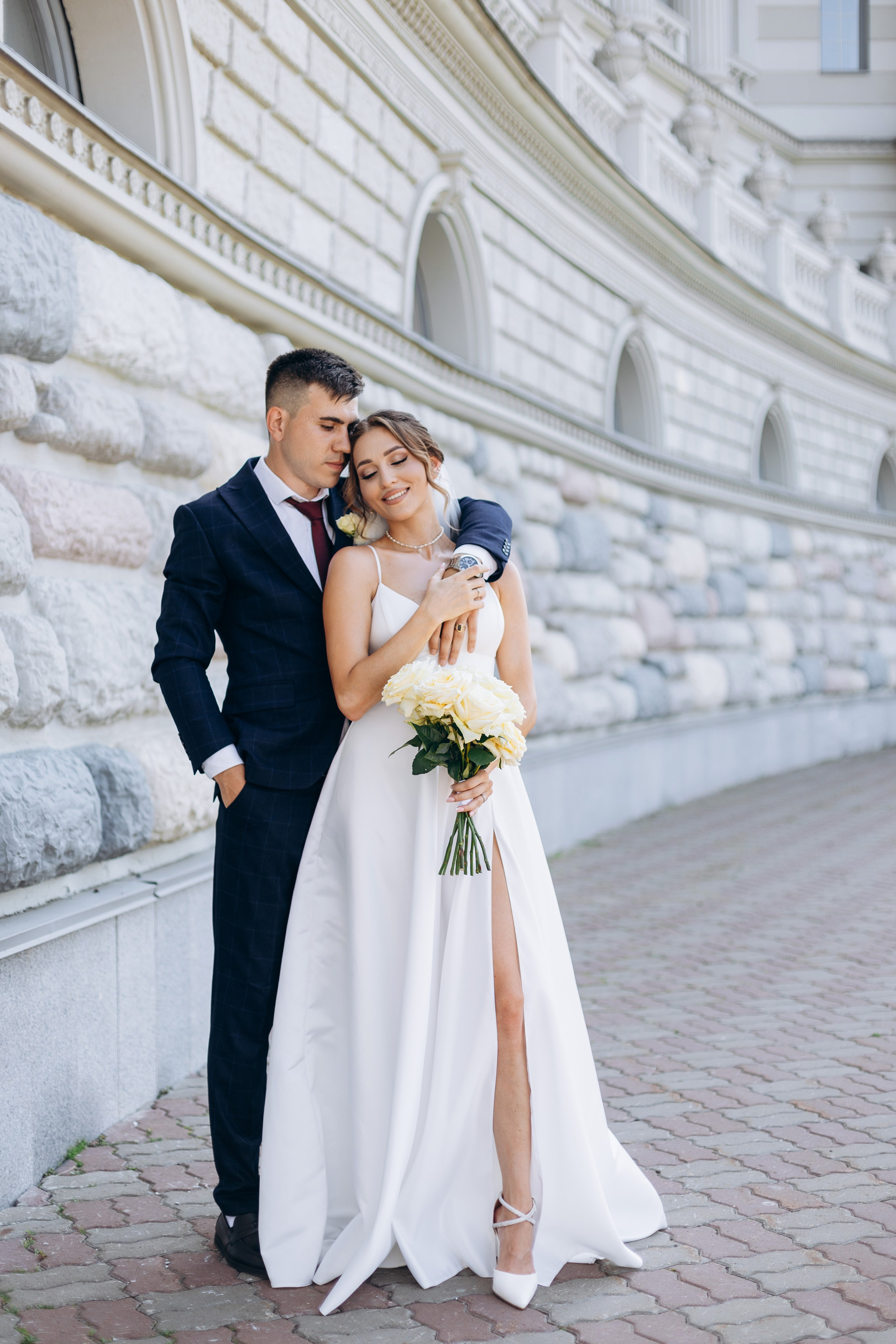 свадебная фотография пары на фоне Дворца Земледельцев в Казани