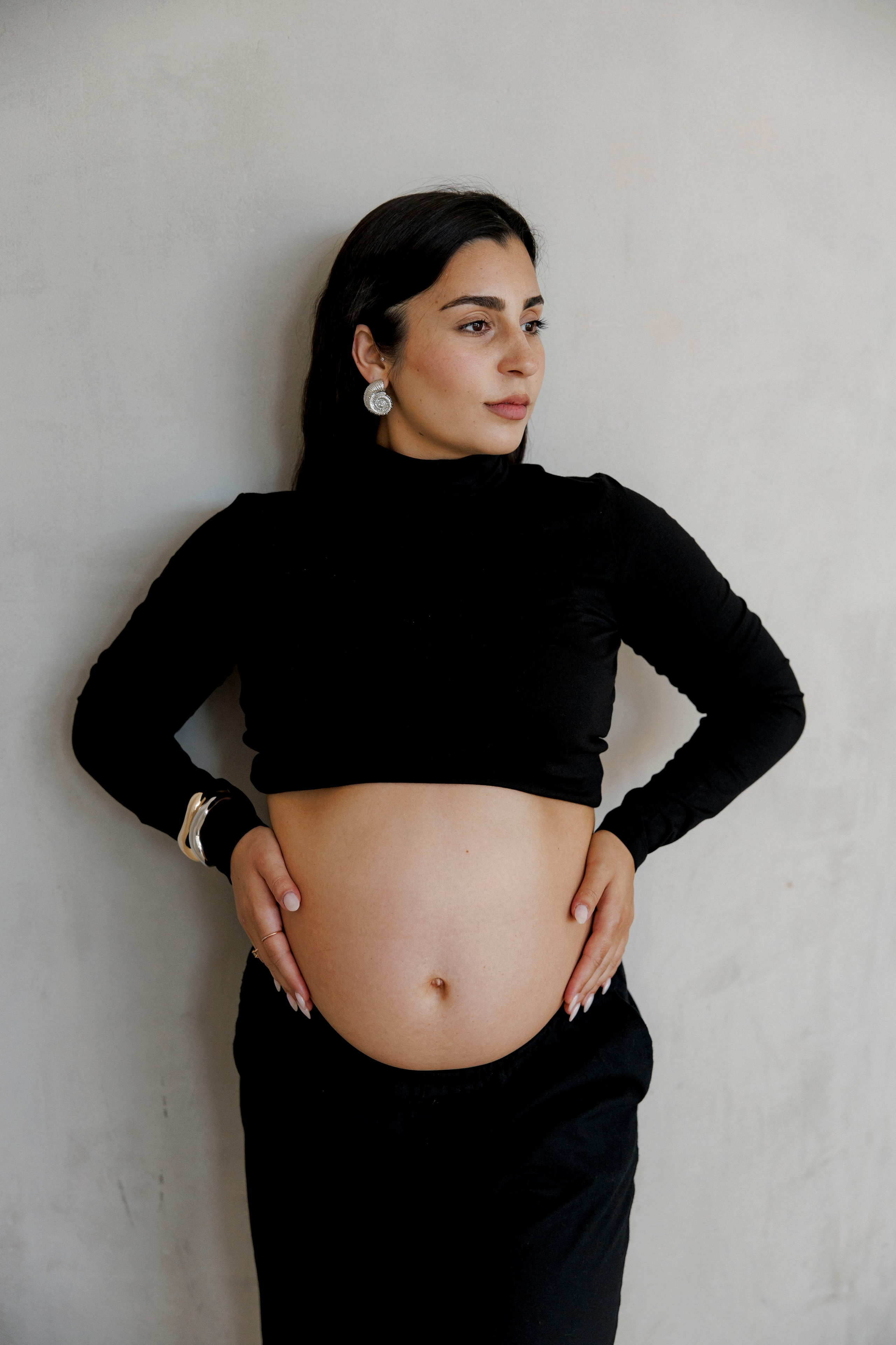 Pregnancy photoshoot inside the Grey Studio. Главная