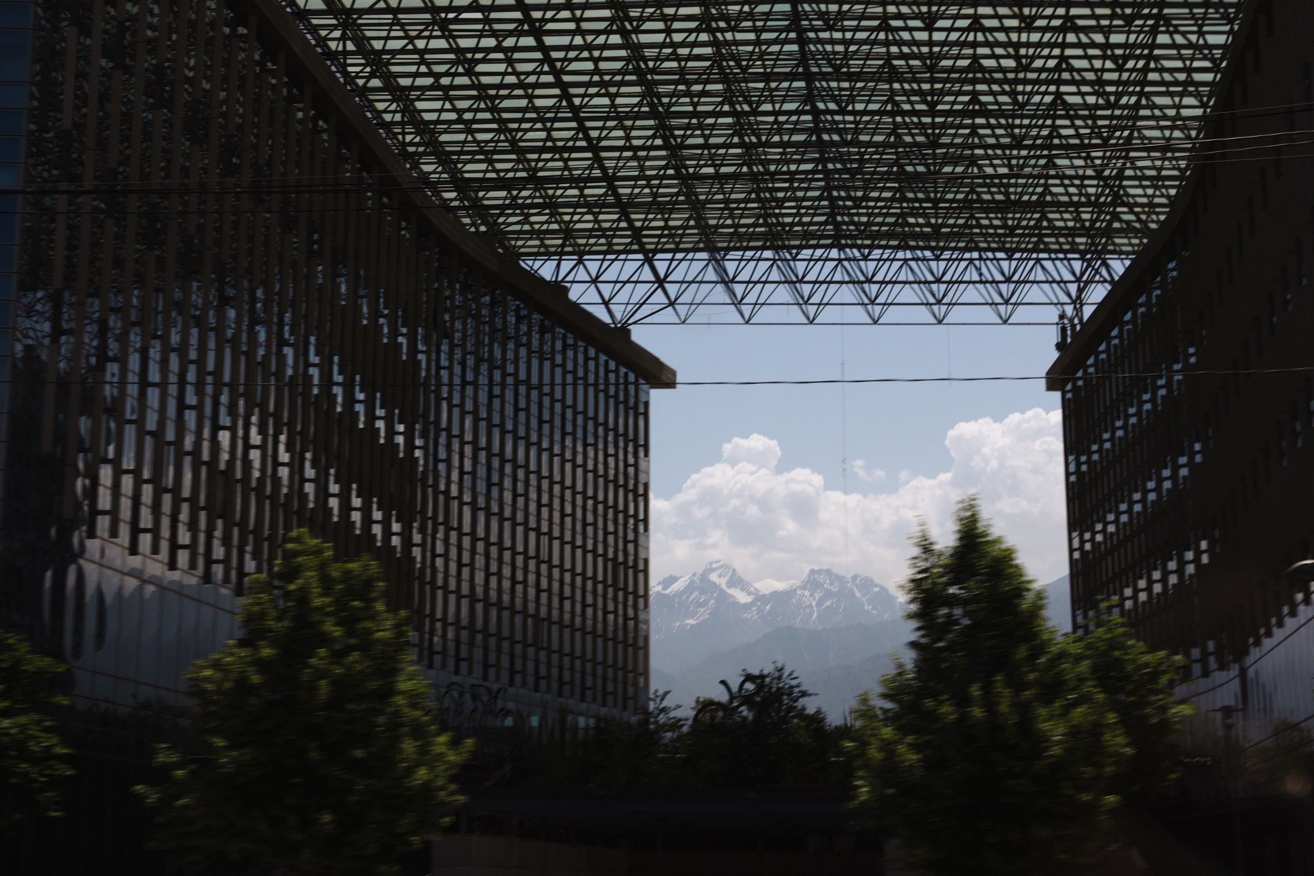 Здравствуйте! Я свадебный фотограф из Ульяновска, работаю в том числе по всей России и с выездом за границу. Снимаю свадьбы, lovestory, корпоративы, светский репортаж. Провожу обучение по фотографии, мастер-классы и воркшопы для других фотографов.