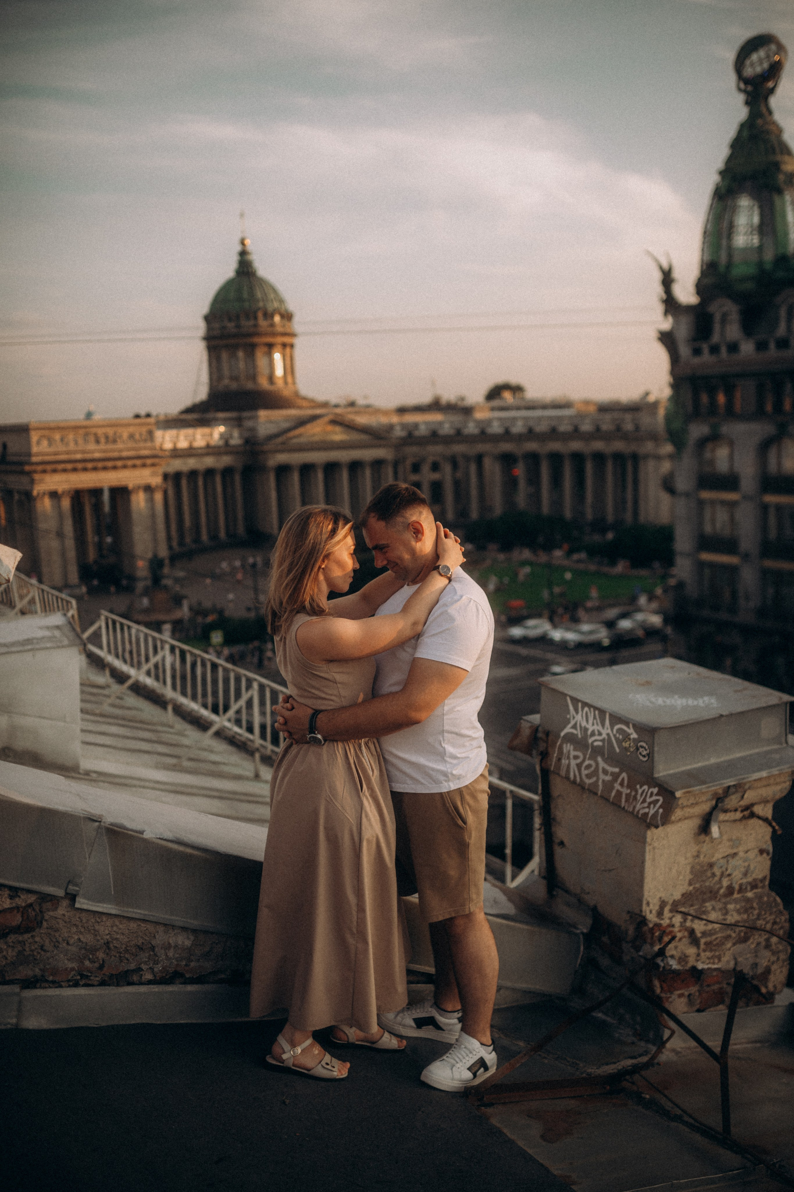 Мы сидим на питерской, теплой крыше. Фотограф в Санкт Петербурге Лара Великова