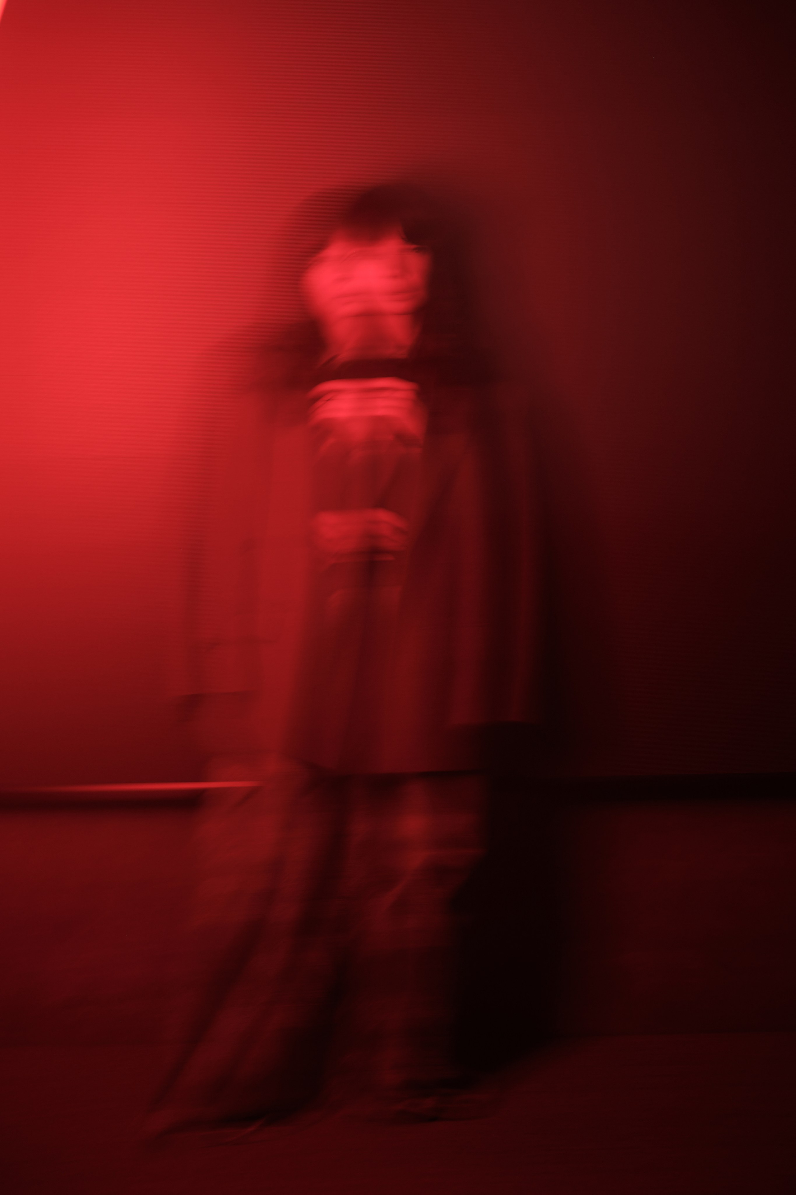 Женский портрет в пиджаке и драматичном красном свете