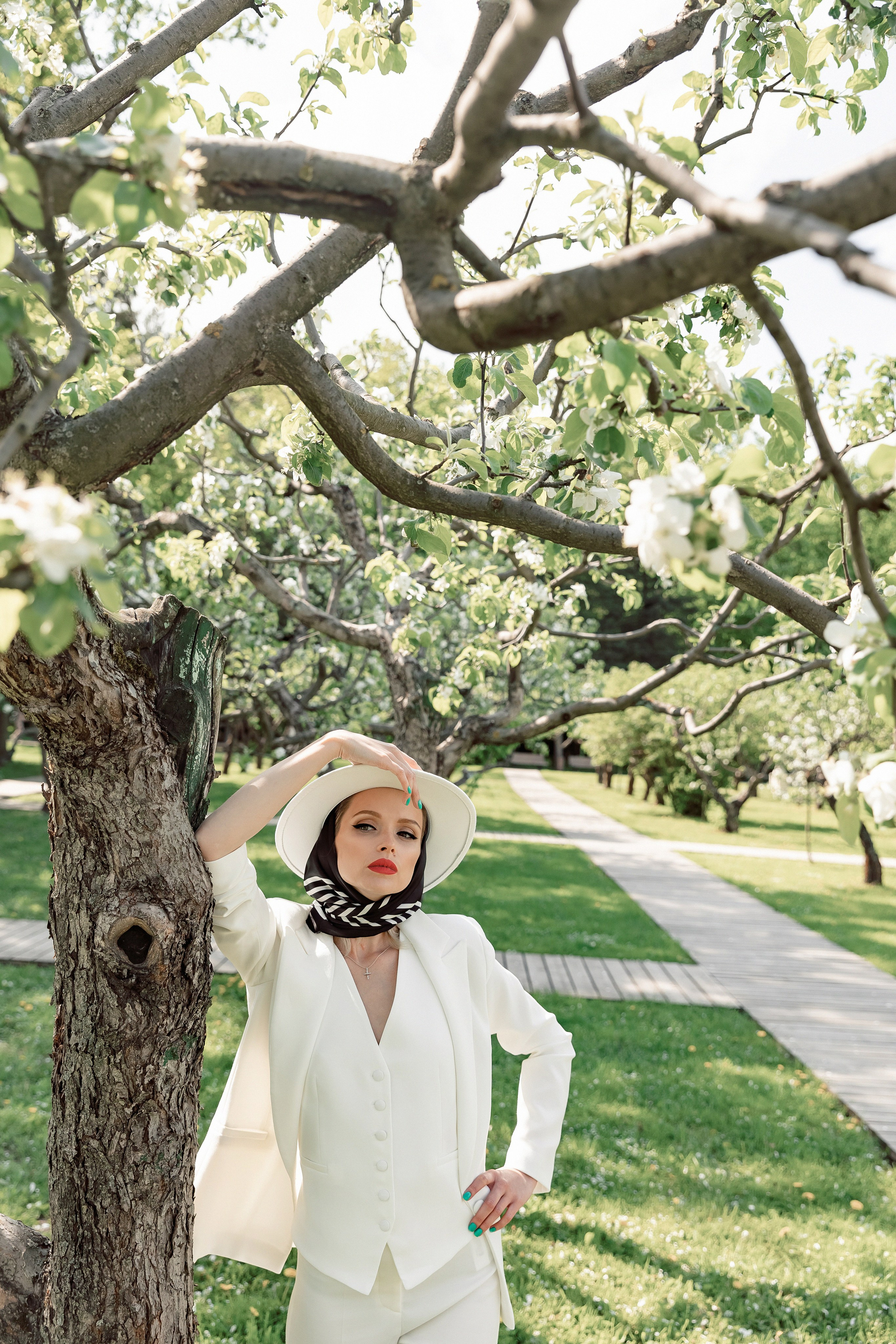 Портретная фотосессия Даши среди яблонь. Свадебный фотограф Москва