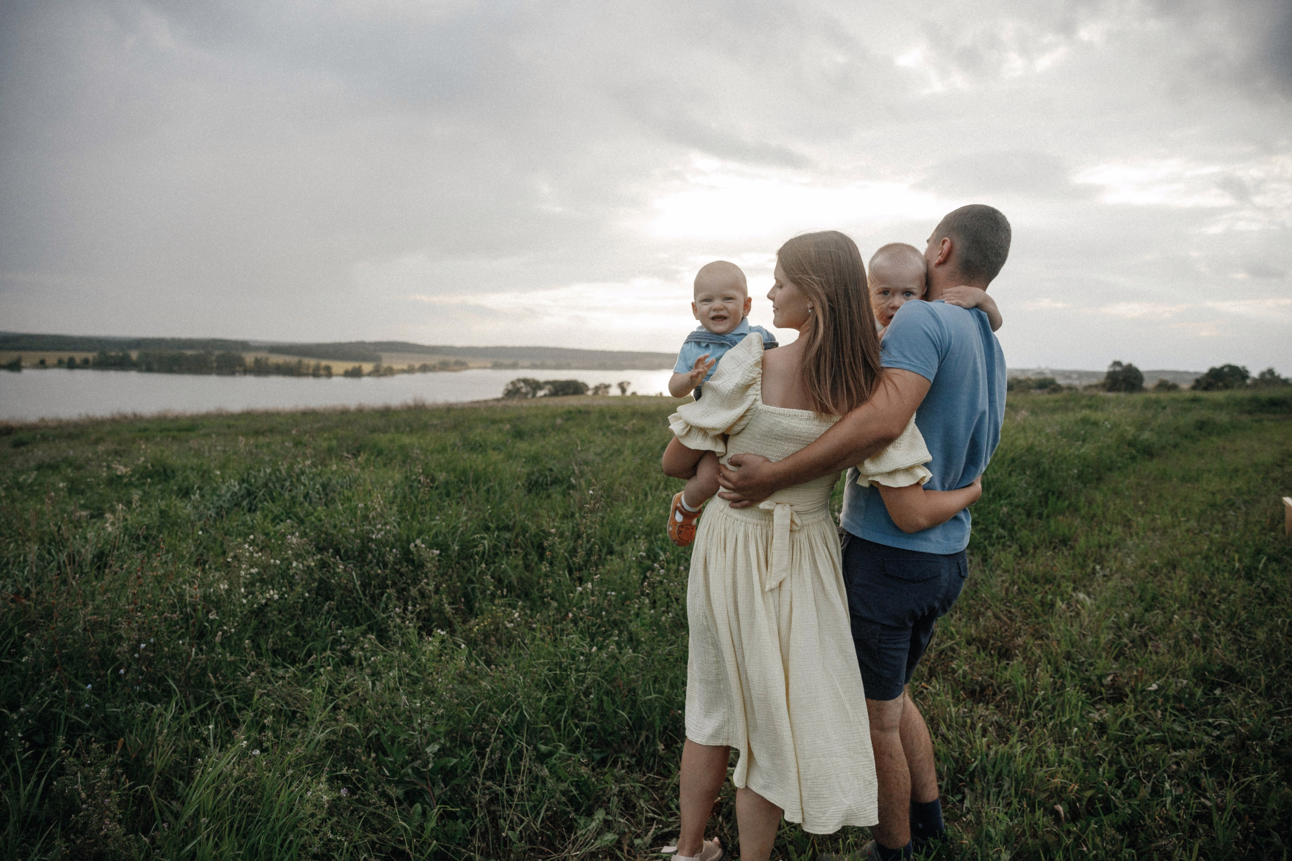Семейная фотосессия в поле. Фотограф во Владимире Татьяна Бабикова