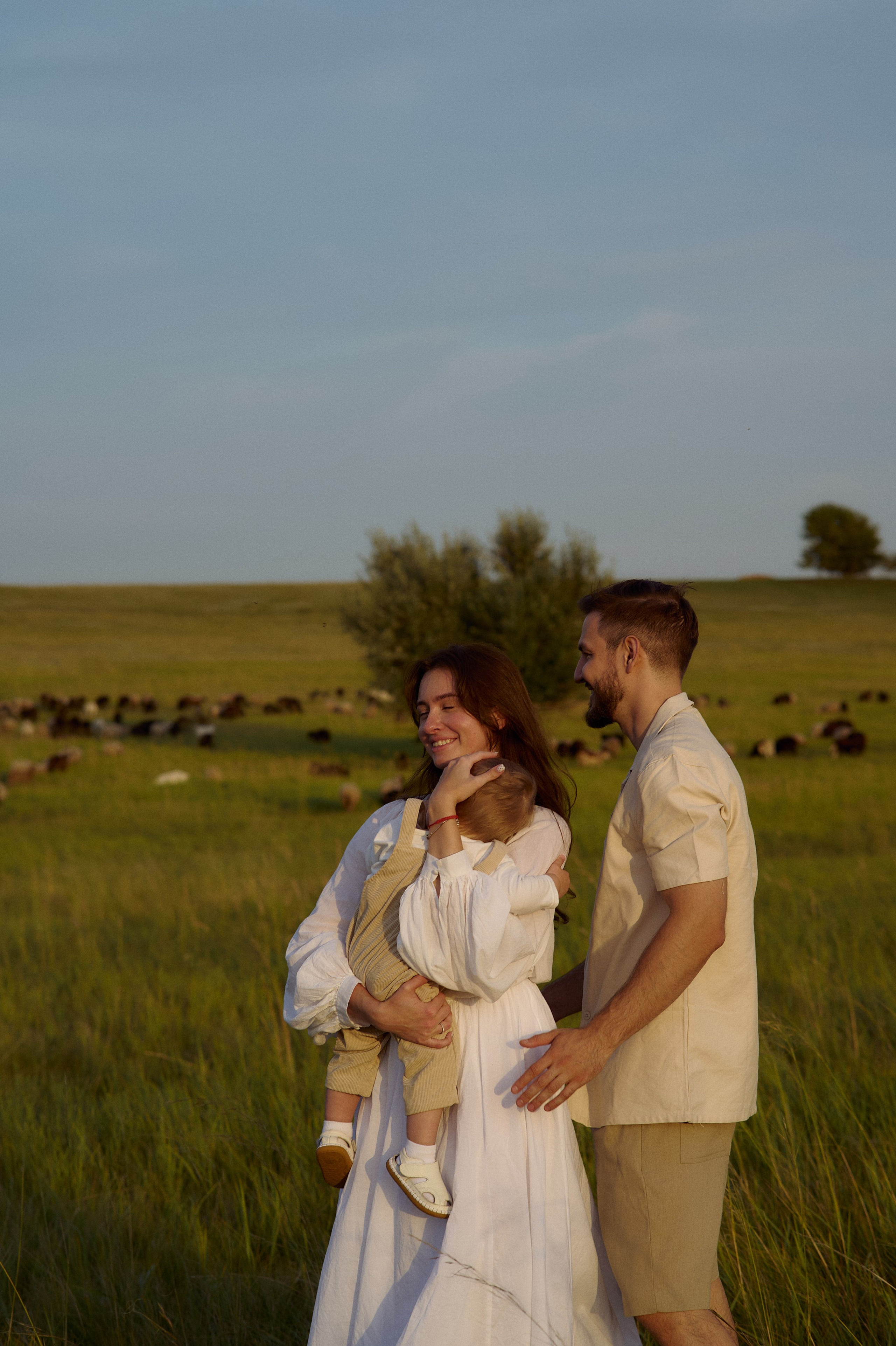 Шамиль, Аня и Марс в поле с барашками. Семейный и свадебный lifestyle-фотограф в Москве Мария Петрова