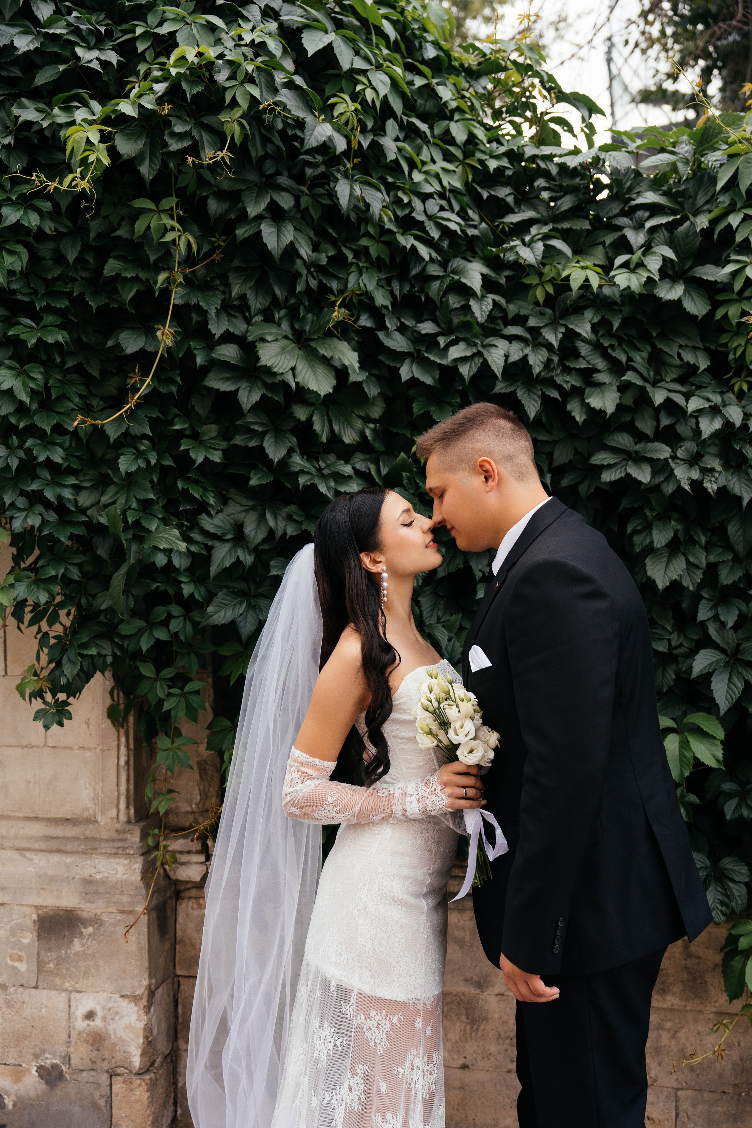 Свадебная фотосессия в Москве у высотки на Котельнической набережной. Свадебный фотограф в Москве Анна Полушина