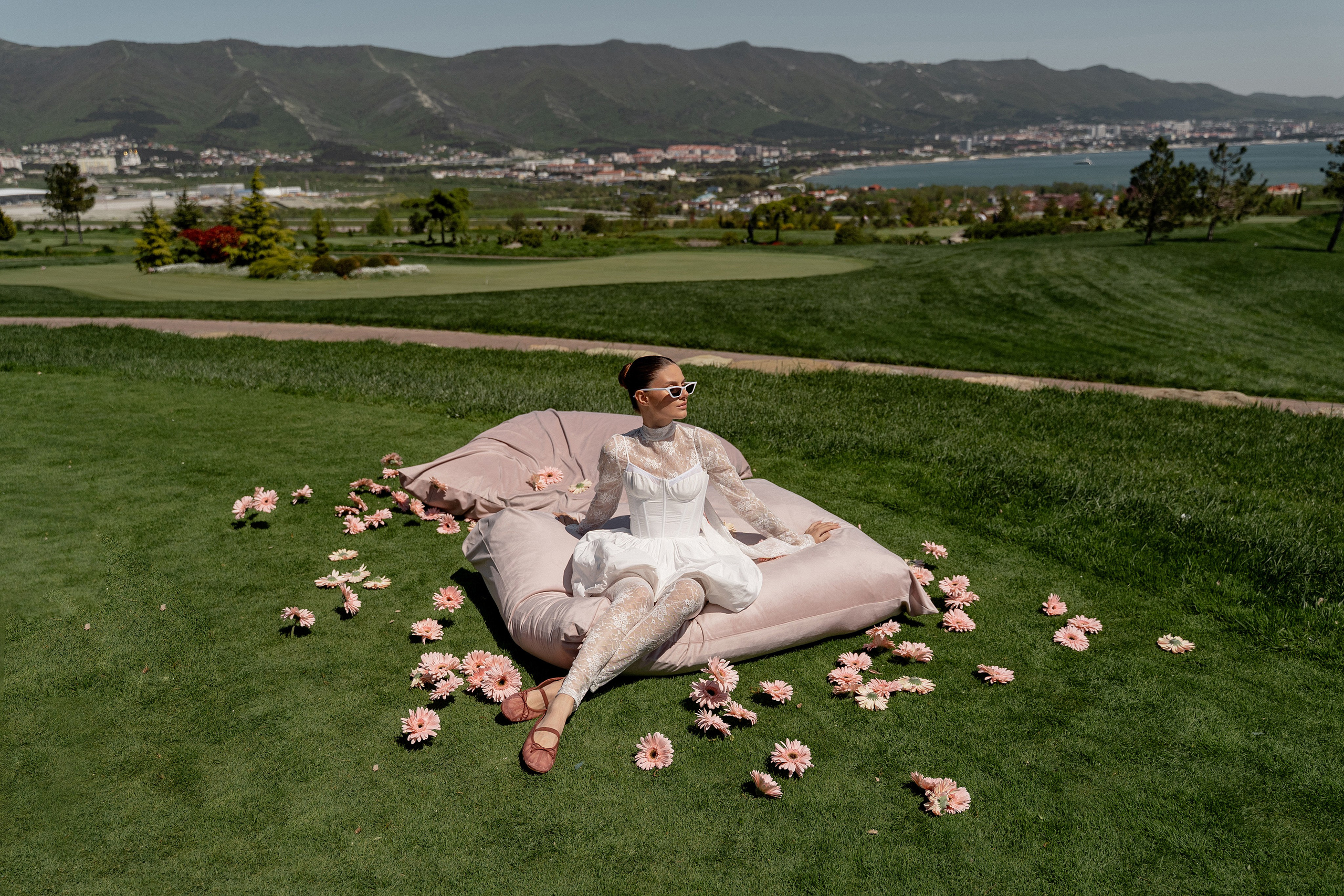 снято сверху невеста в декоре гольф клуб Геленджика