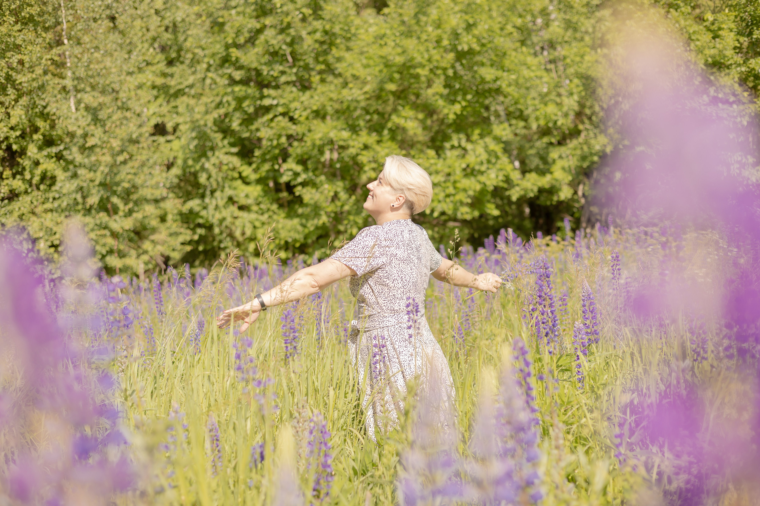 Фотосессия в поле с люпинами