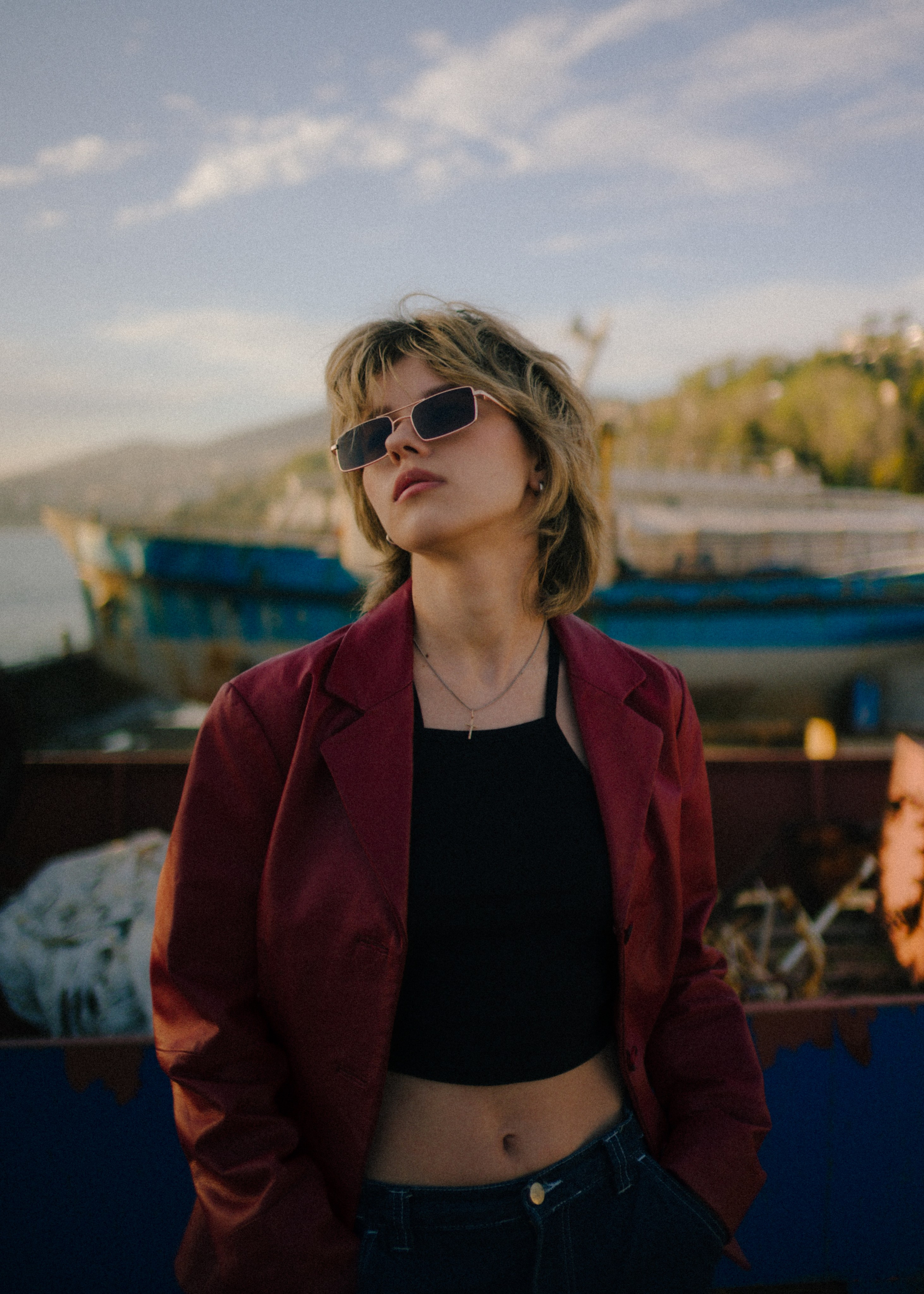 Вика среди заброшенных кораблей. Главная