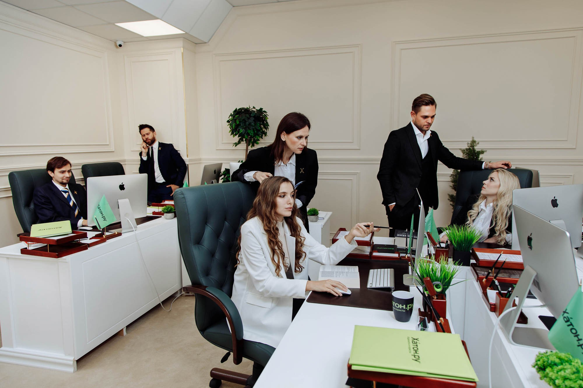 Юрист общается с коллегой по видеосвязи. Репортажная съемка в офисе. Фотограф Василий Жуков.