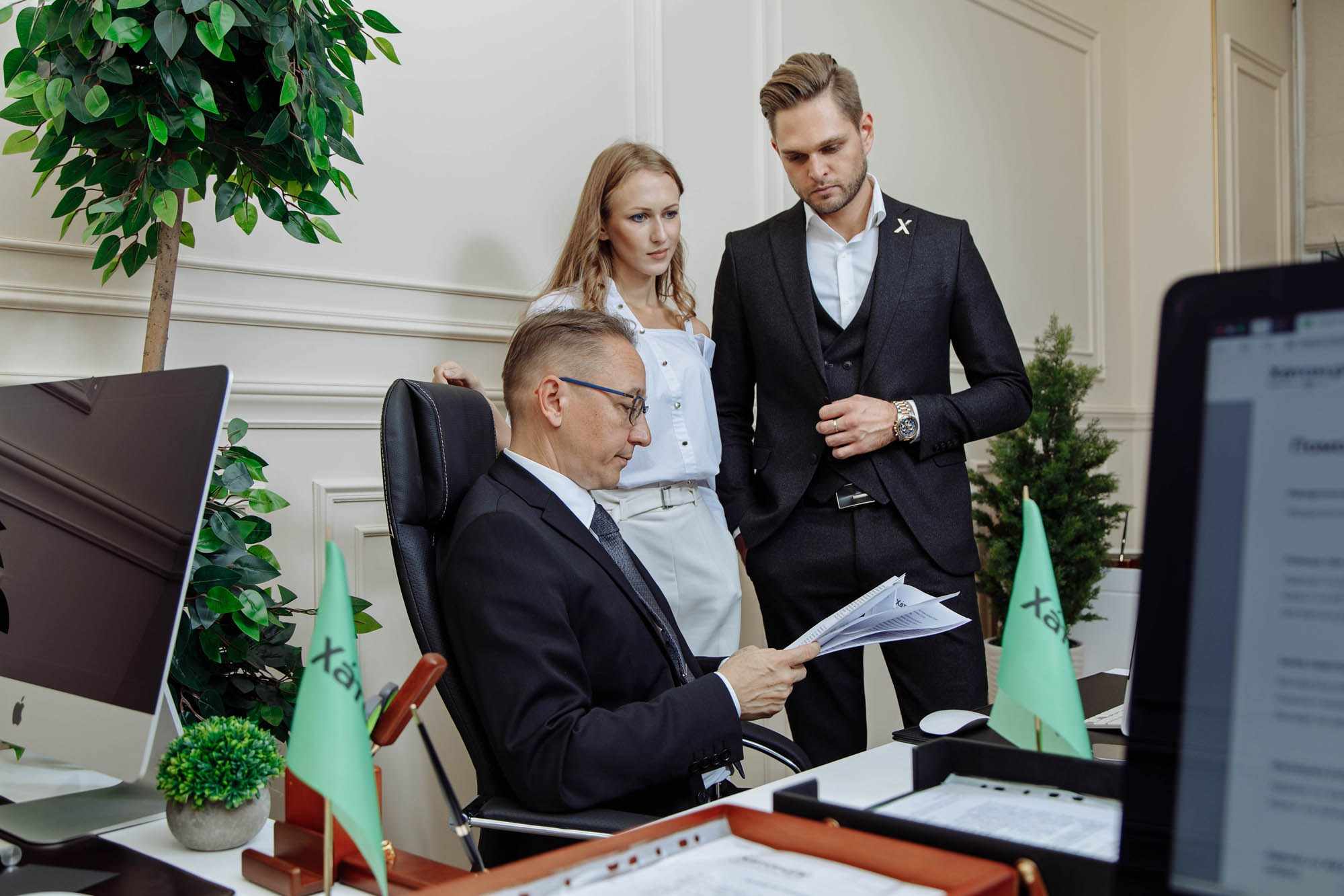 Сотрудники взаимодействуют друг с другом в рабочей обстановке офиса.