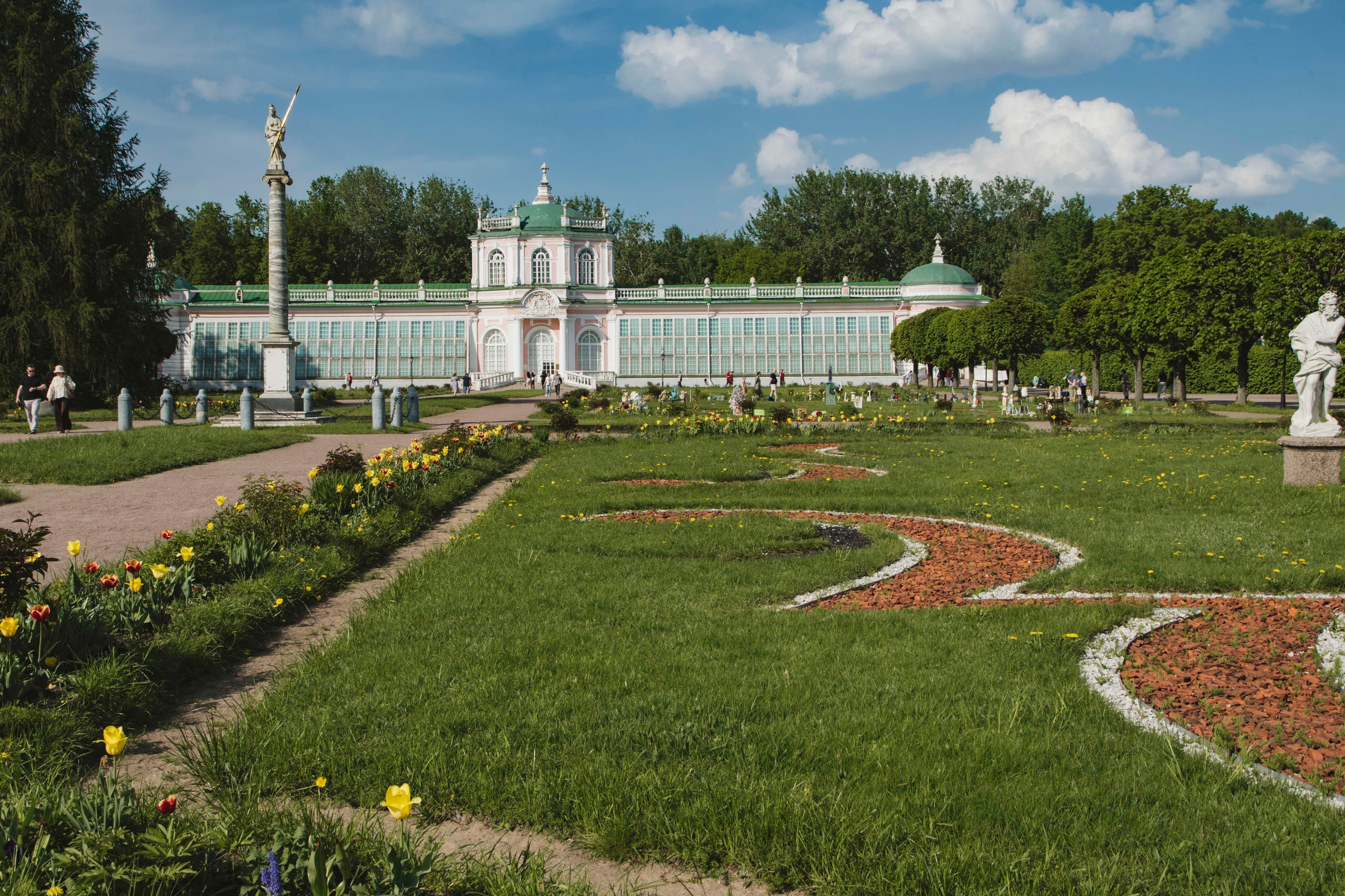 Большая каменная оранжерея и партерный сад