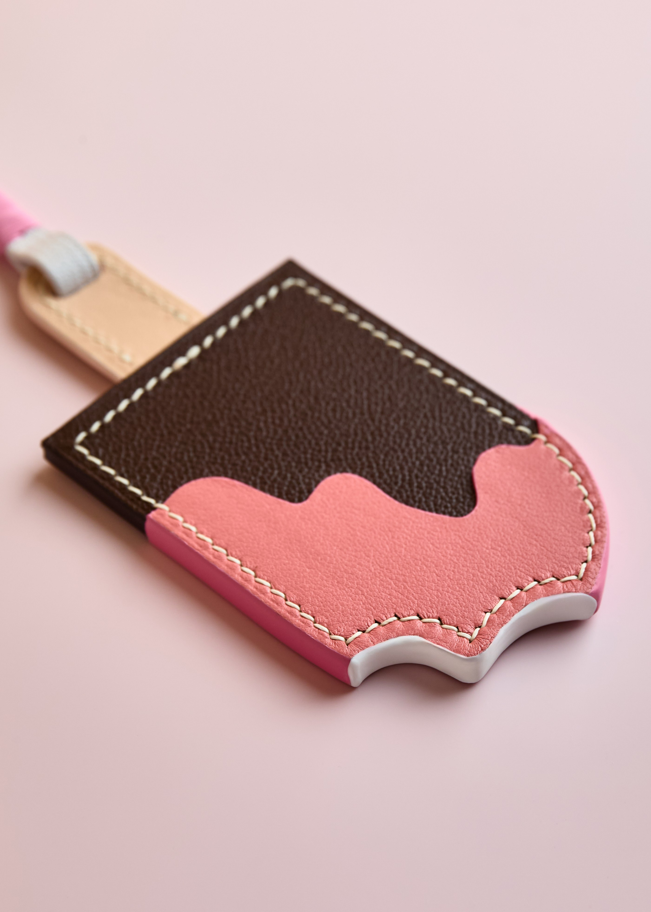 Шармы для сумок. Частный мастер — дизайнер по созданию аксессуаров из кожи Олег Шарыгин