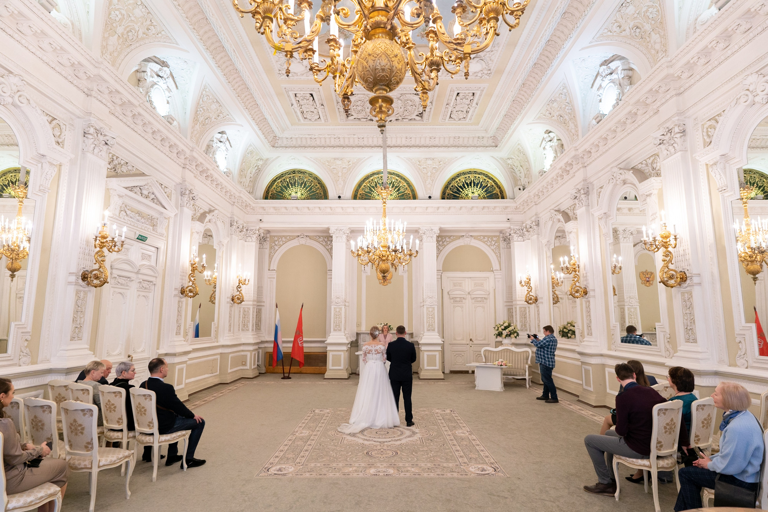 Церемония бракосочетания во дворце №1 на Английской набережной. Большой зал. Жених и невеста стоят в центре зала