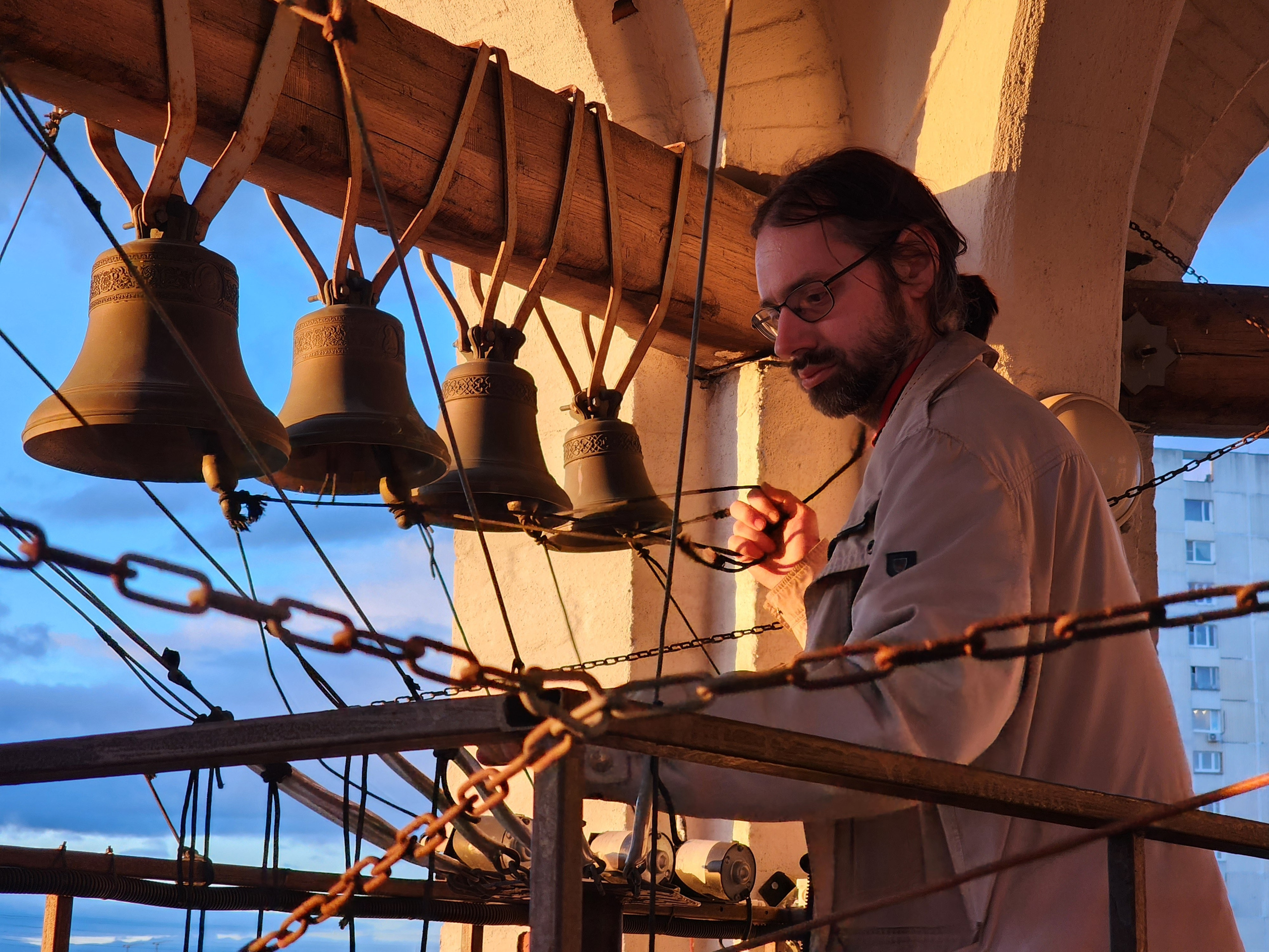 Звонарь звонит в колокола