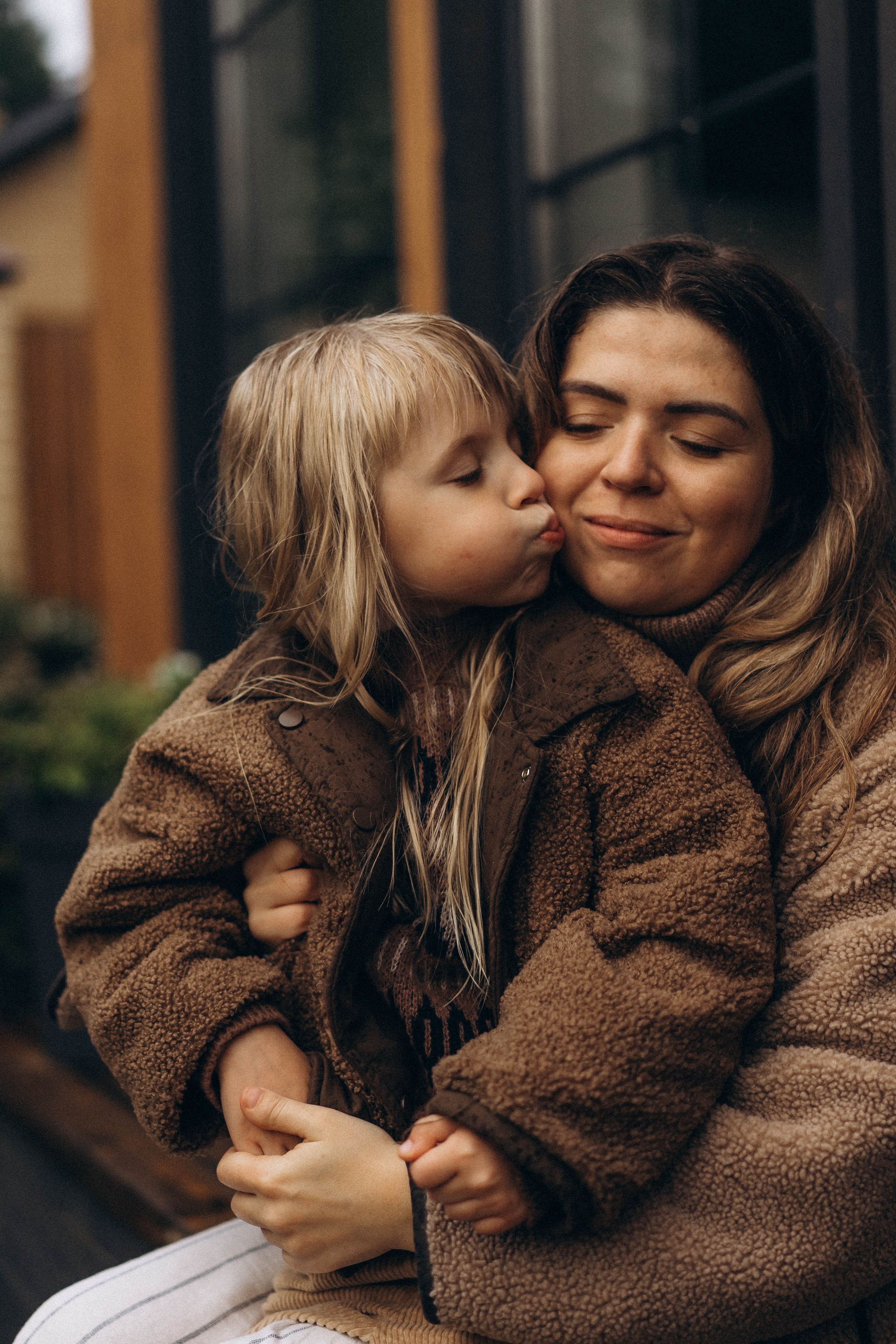 Фотосессия у дома во дворе мама и дочка. Фотограф Екатеринбург Кокшарова Александра