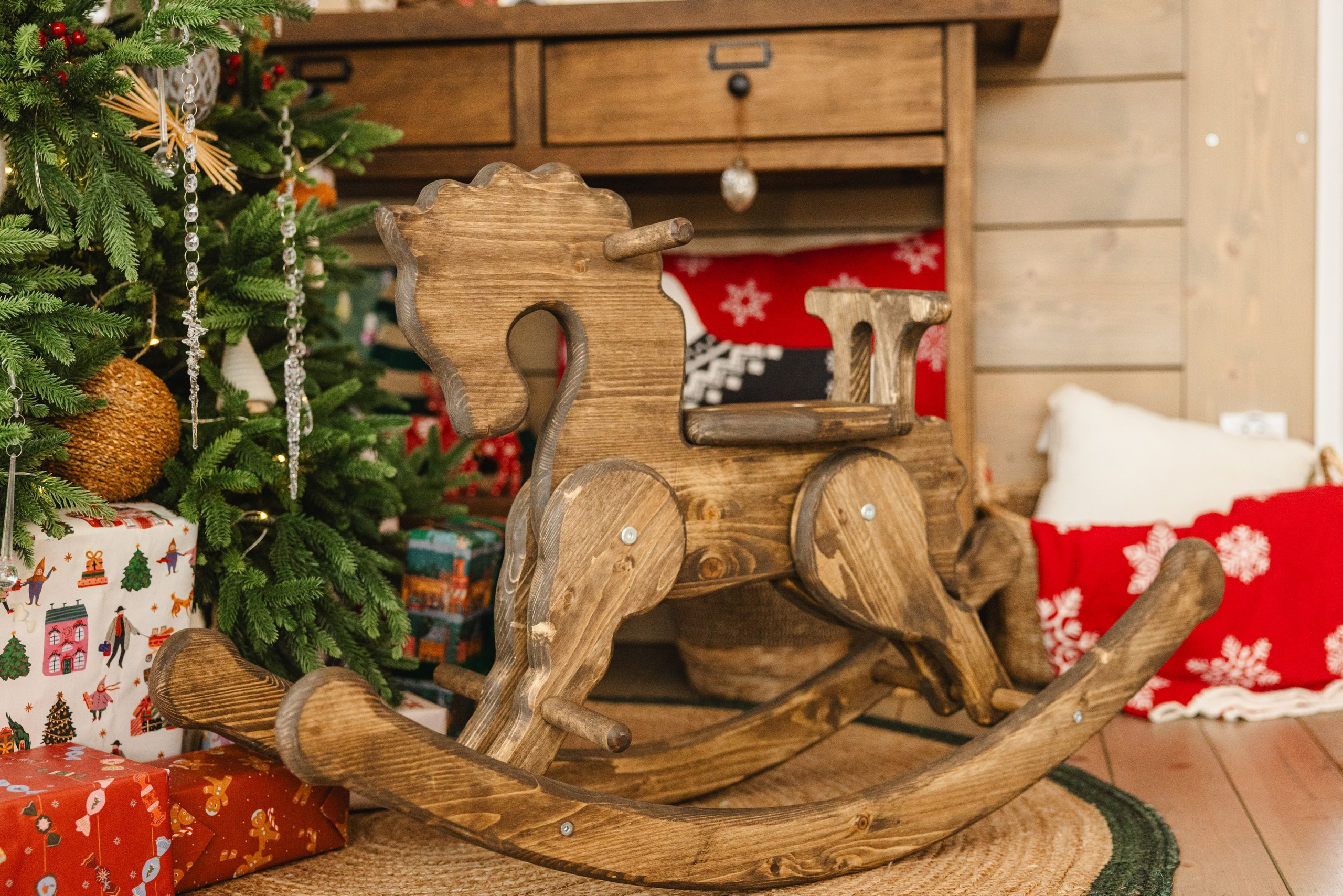 Украшение загородного дома 'Панорама' в Сургуте: сказочные зимние декорации, яркие гирлянды, новогодние украшения, ёлка и ёлочные игрушки