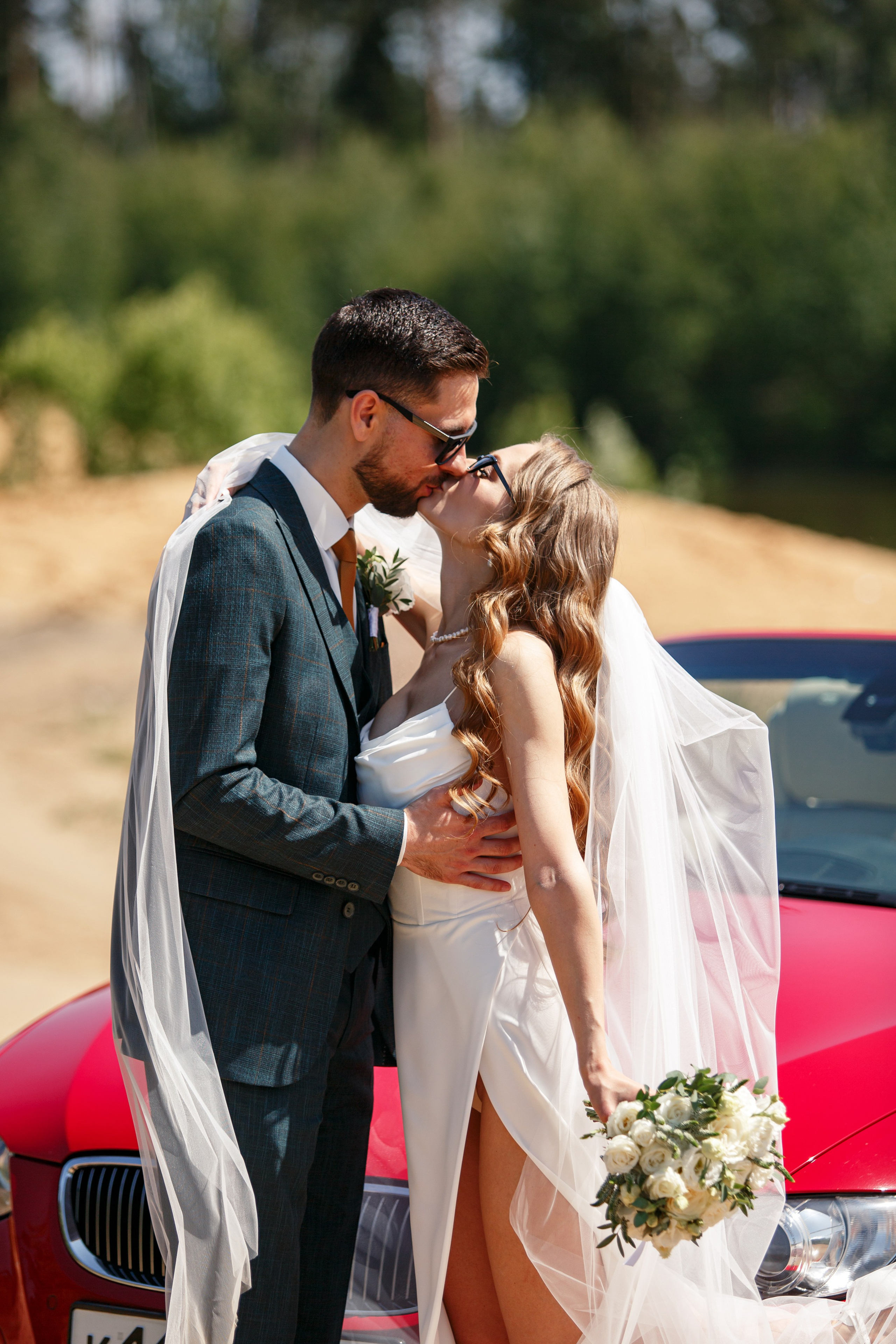 Свадебная фотосессия с кабриолетом и в загородном клубе Artiland. Свадебный фотограф Москва и МО Сергей Киржаев