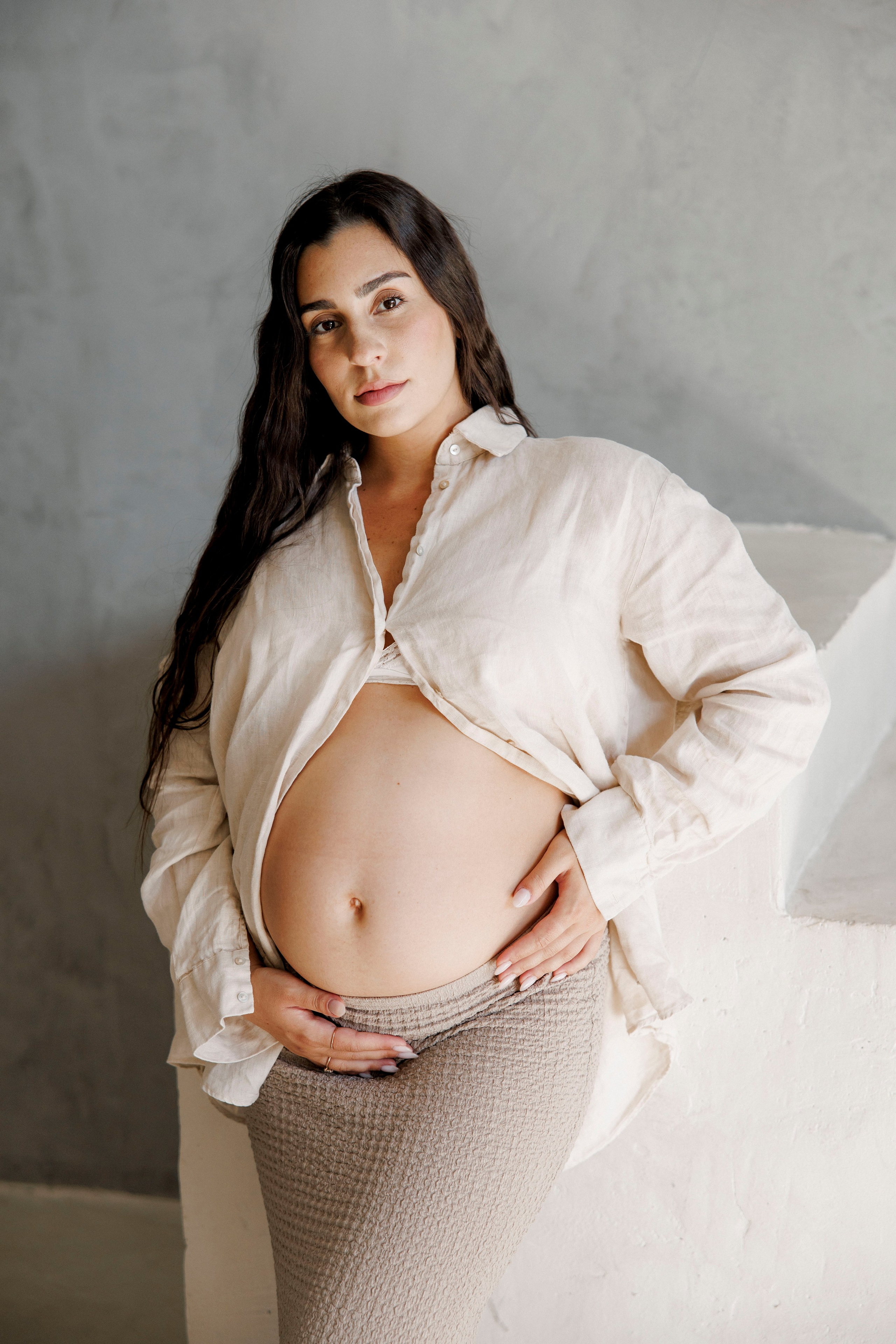 Pregnancy photoshoot inside the Grey Studio. Главная