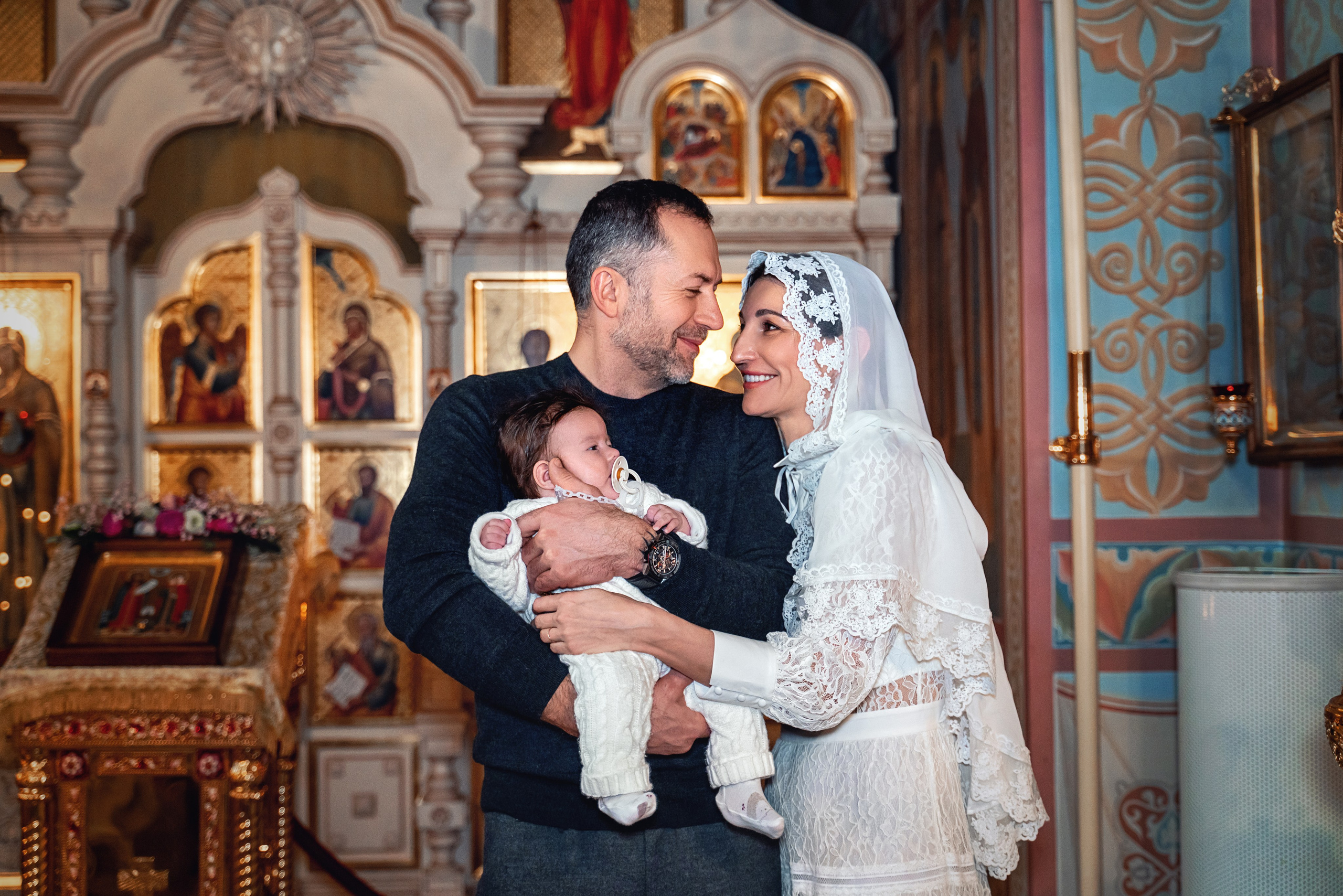 Крещение ребенка в храме Петра и Февронии в Покровском монастыре. Фотограф \ Видеограф на Крещение, Венчание Москва| Семейные съемки
