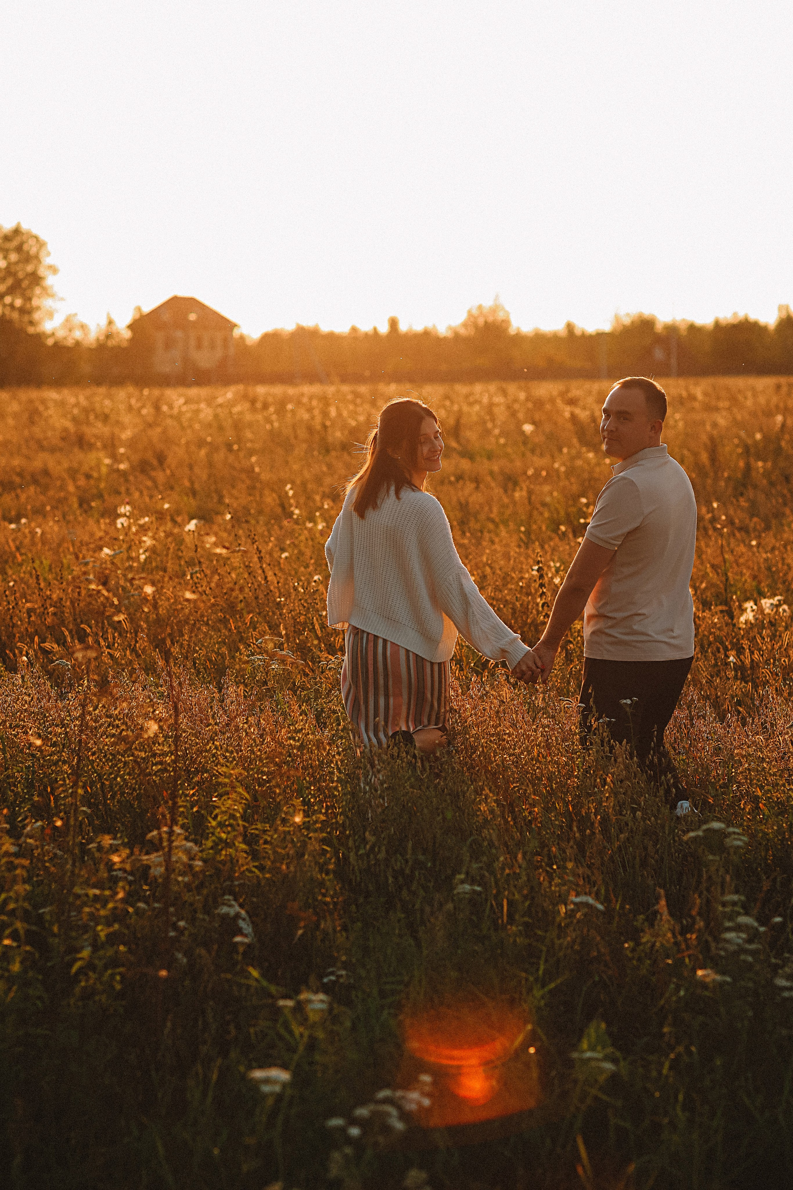 Поле love story на закате. Семейный фотограф Тюмень, фотограф на роды Салмина Мария