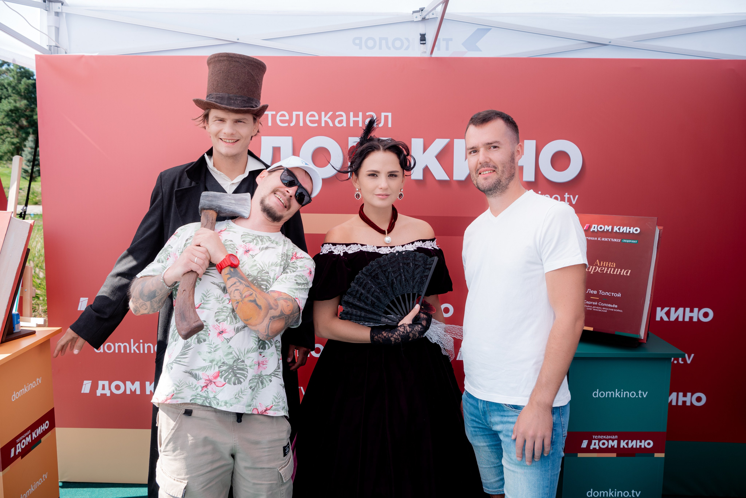 Портретные фото с артистами в палатке Триколор Дом Кинов на день города Волгоград. Фотограф в Волгограде и Волжском Александр Горбань