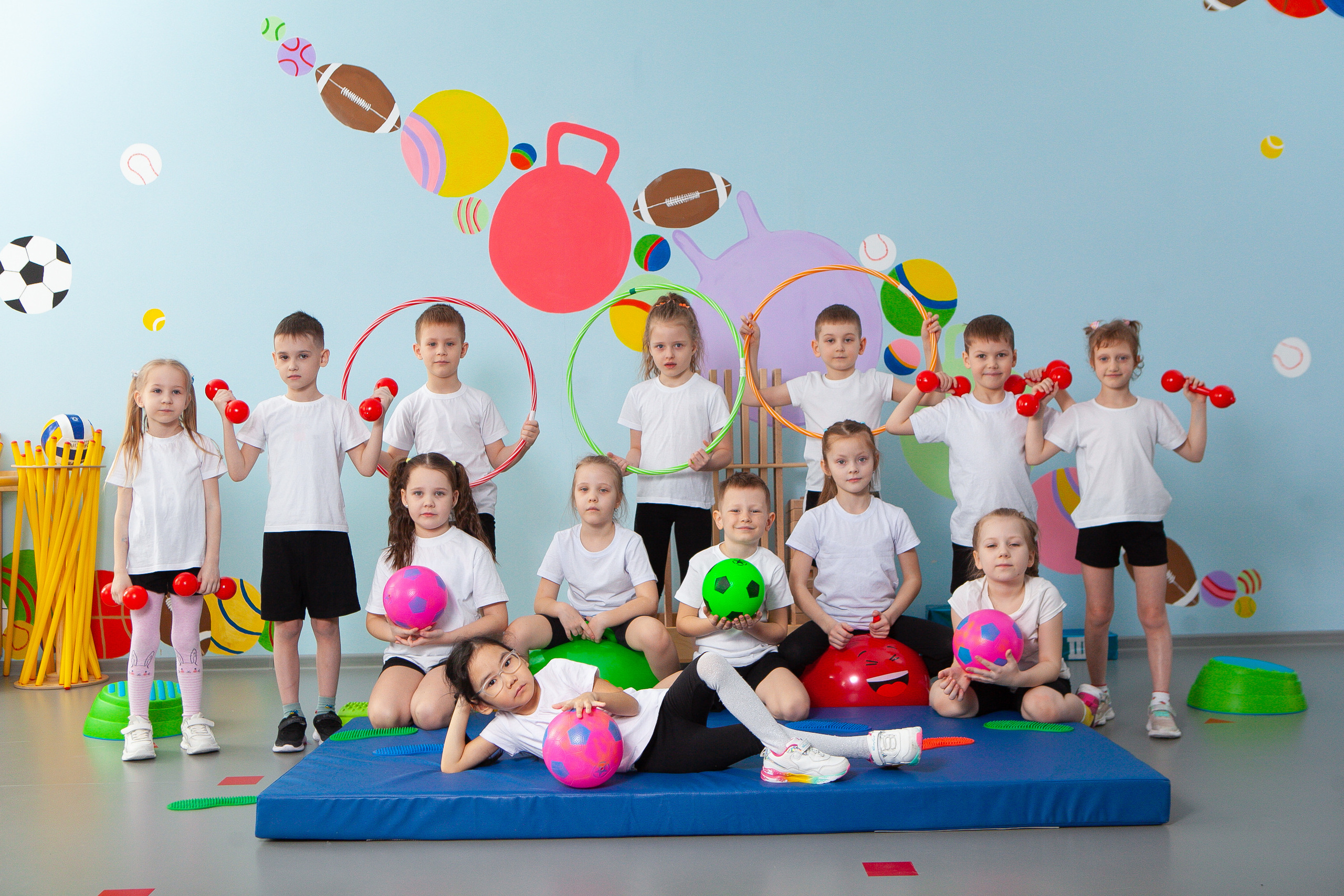 Общая фотография в физкультурном зале с инвентарем