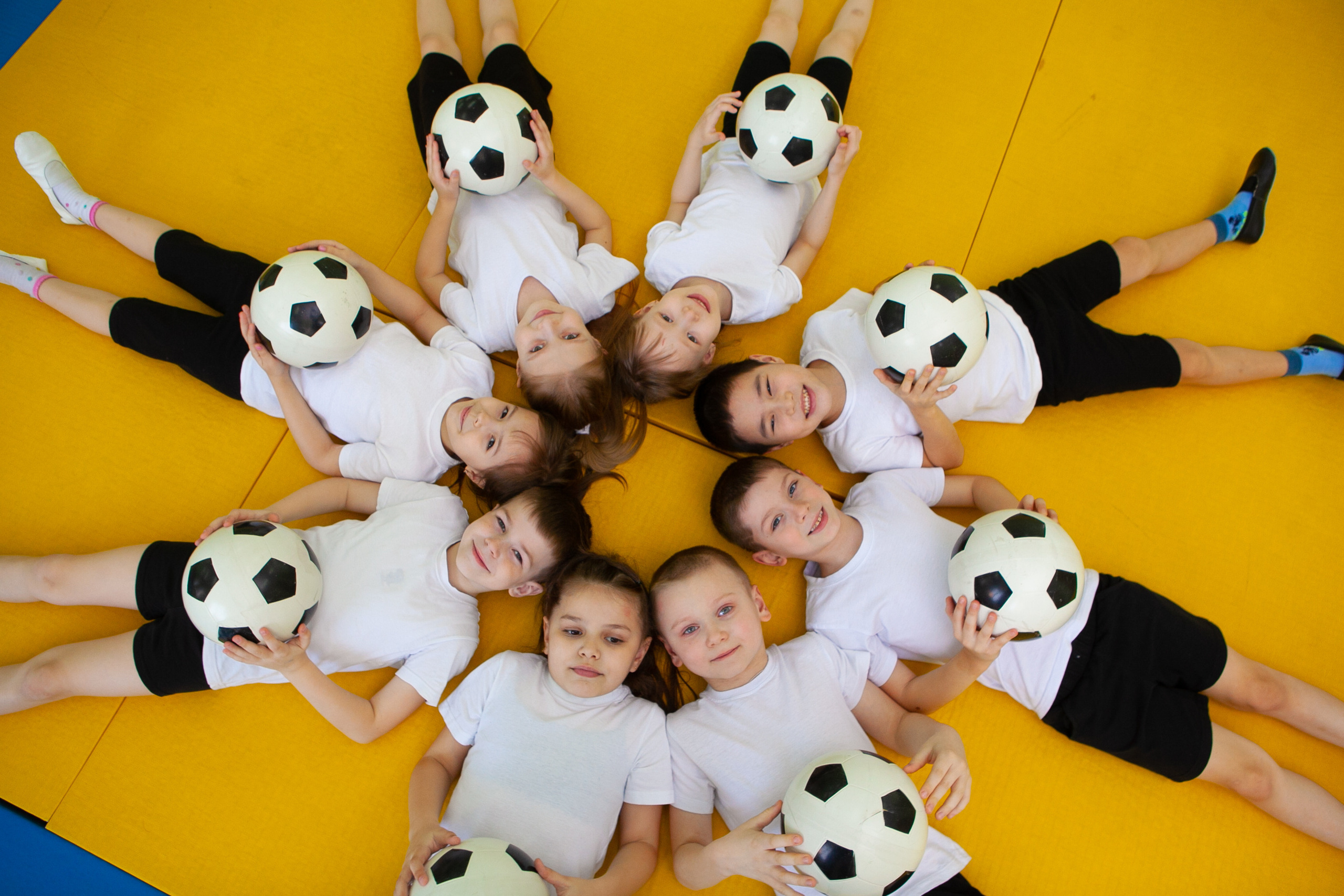 Дети легли по кругу для красивой фотографии Ромашка