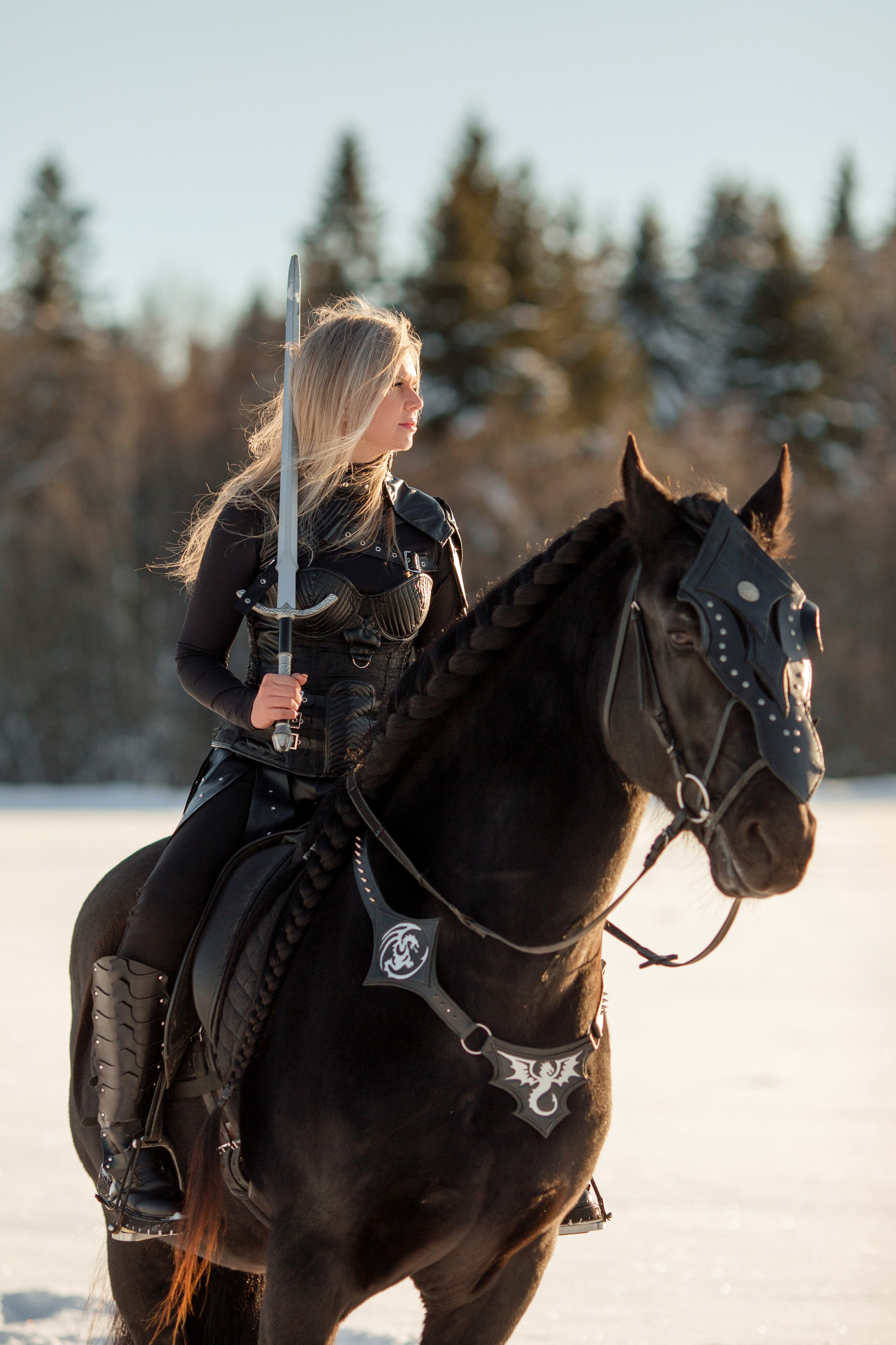 Зимняя фотосессия в скандинавском стиле с лошадью