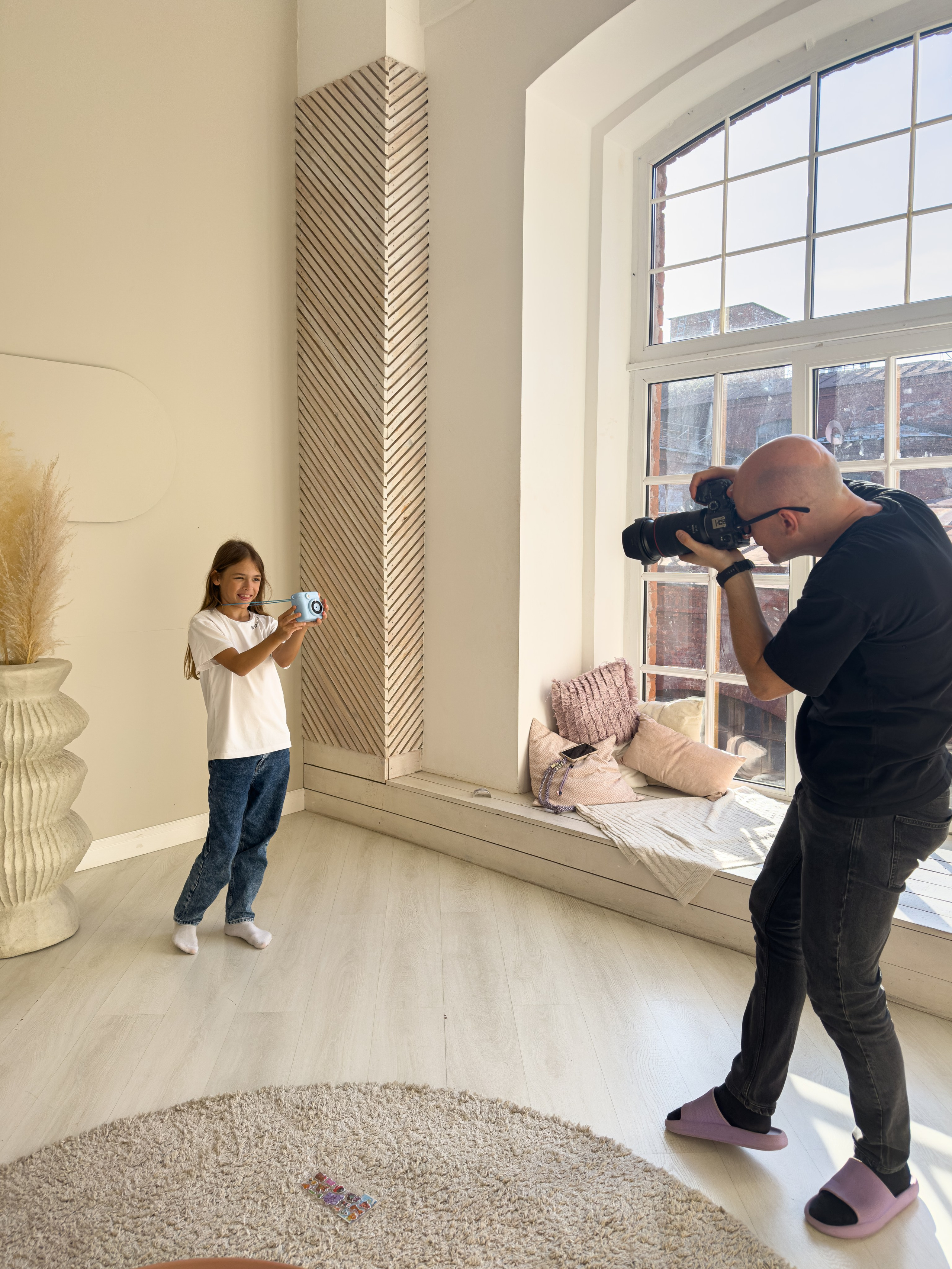 Процесс рекламной фотосъёмки для маркетплейсов в интерьерной фотостудии