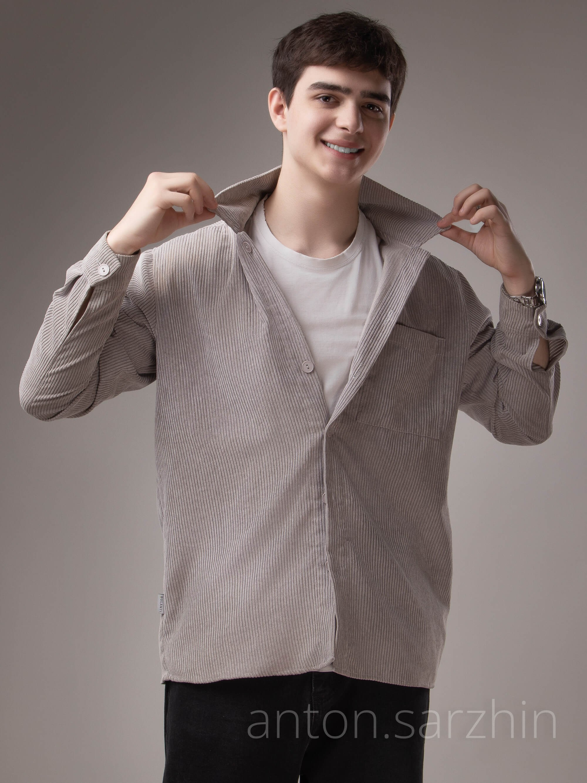 Поясной портрет молодого парня в студии