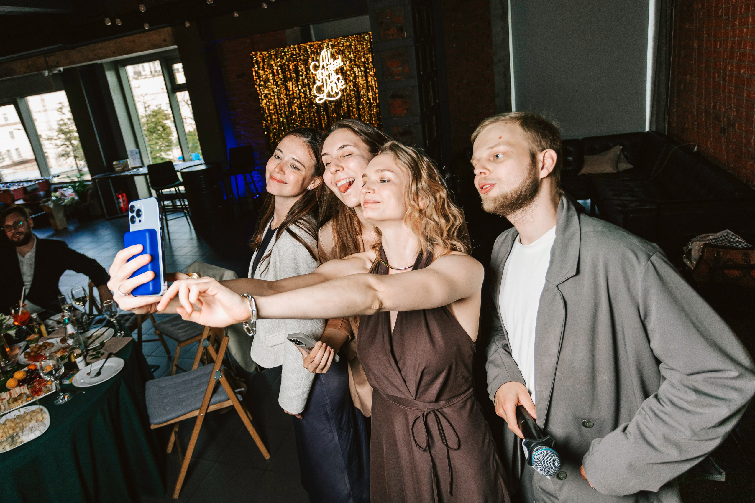 С ЛЮБОВЬЮ, ТИНДЕР