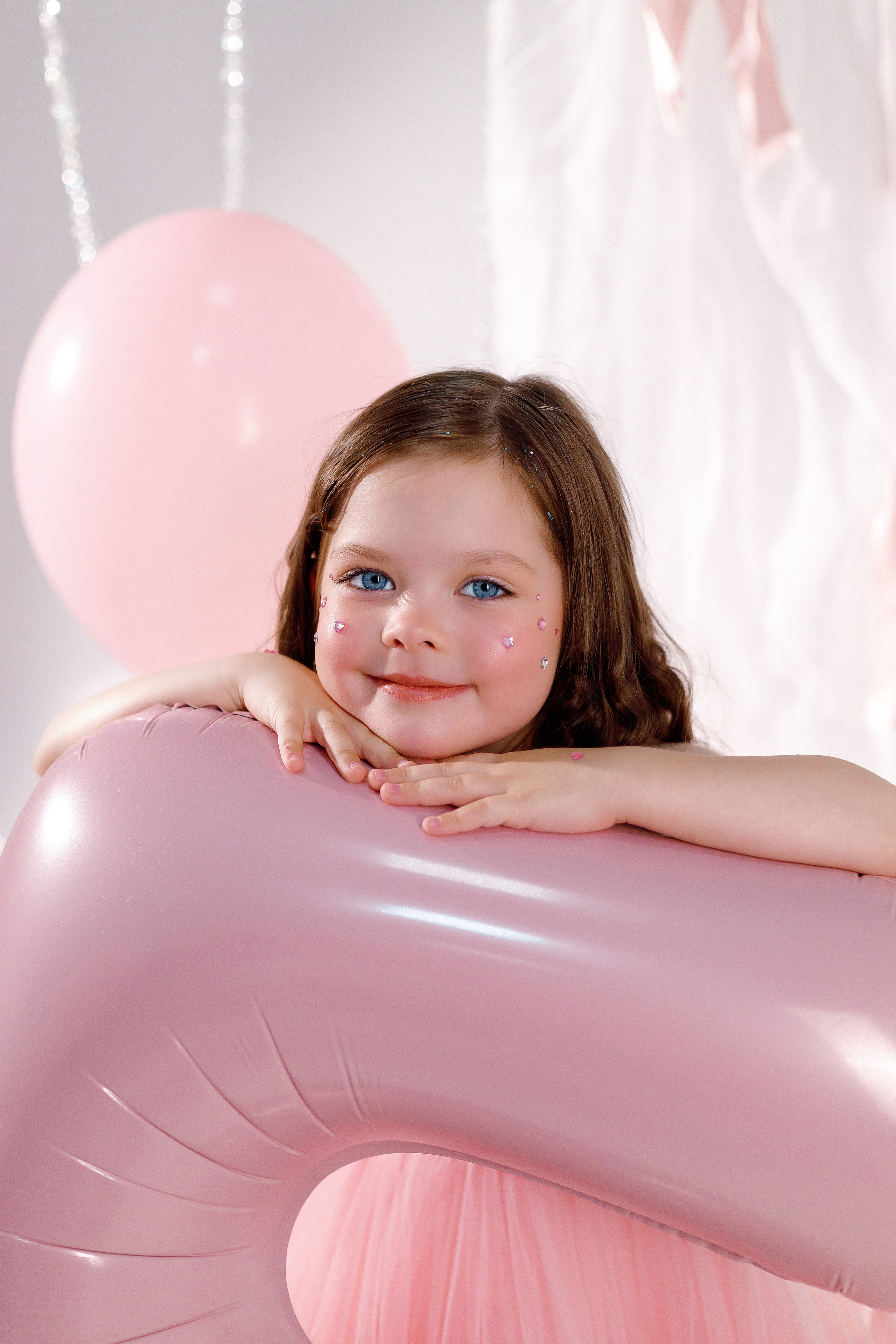 Розовая фотозона для фотосессии на день рождения