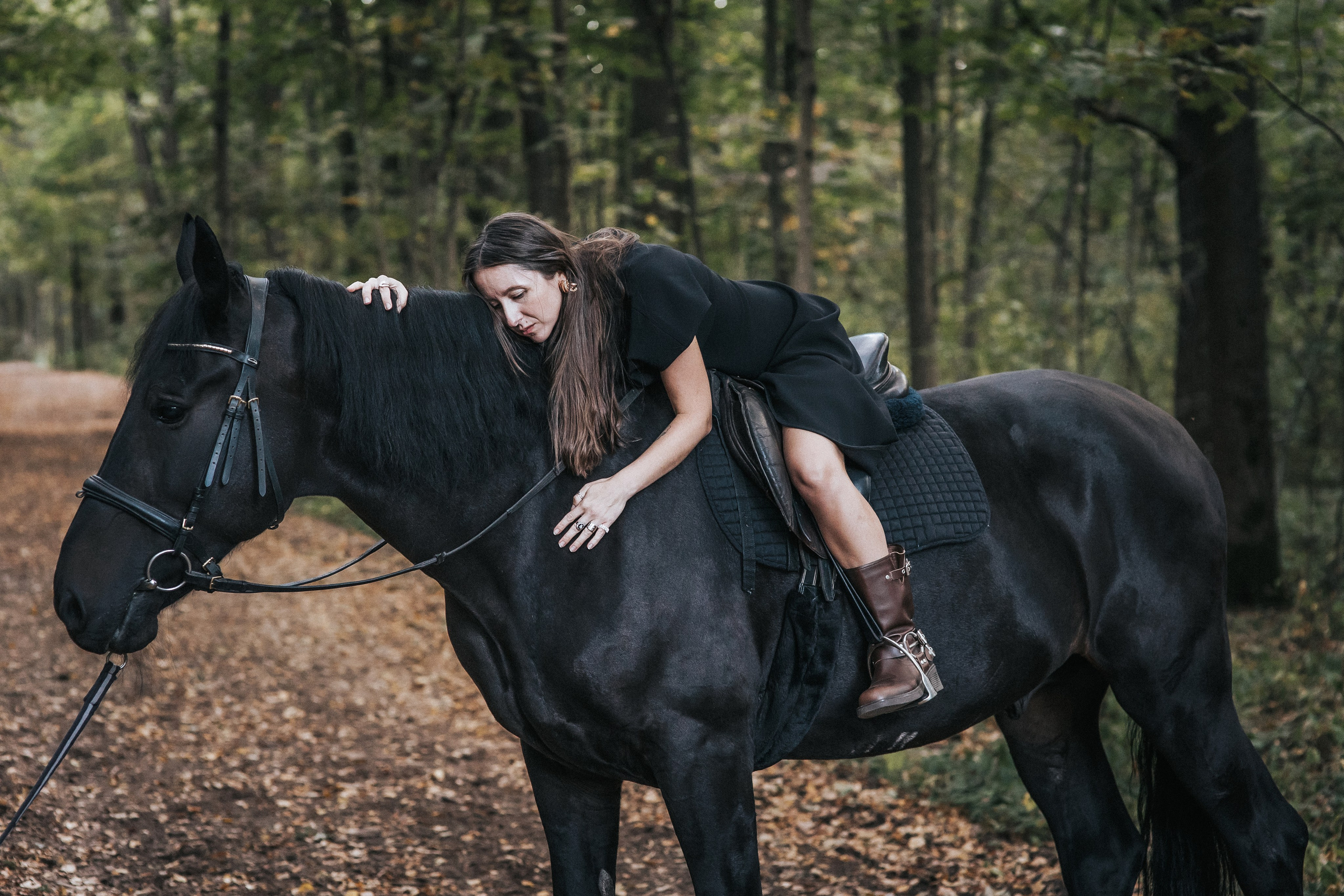Большая семья и черный конь Султан. Семейный фотограф в Москве Наталья Чуб, заказать Фотокнигу