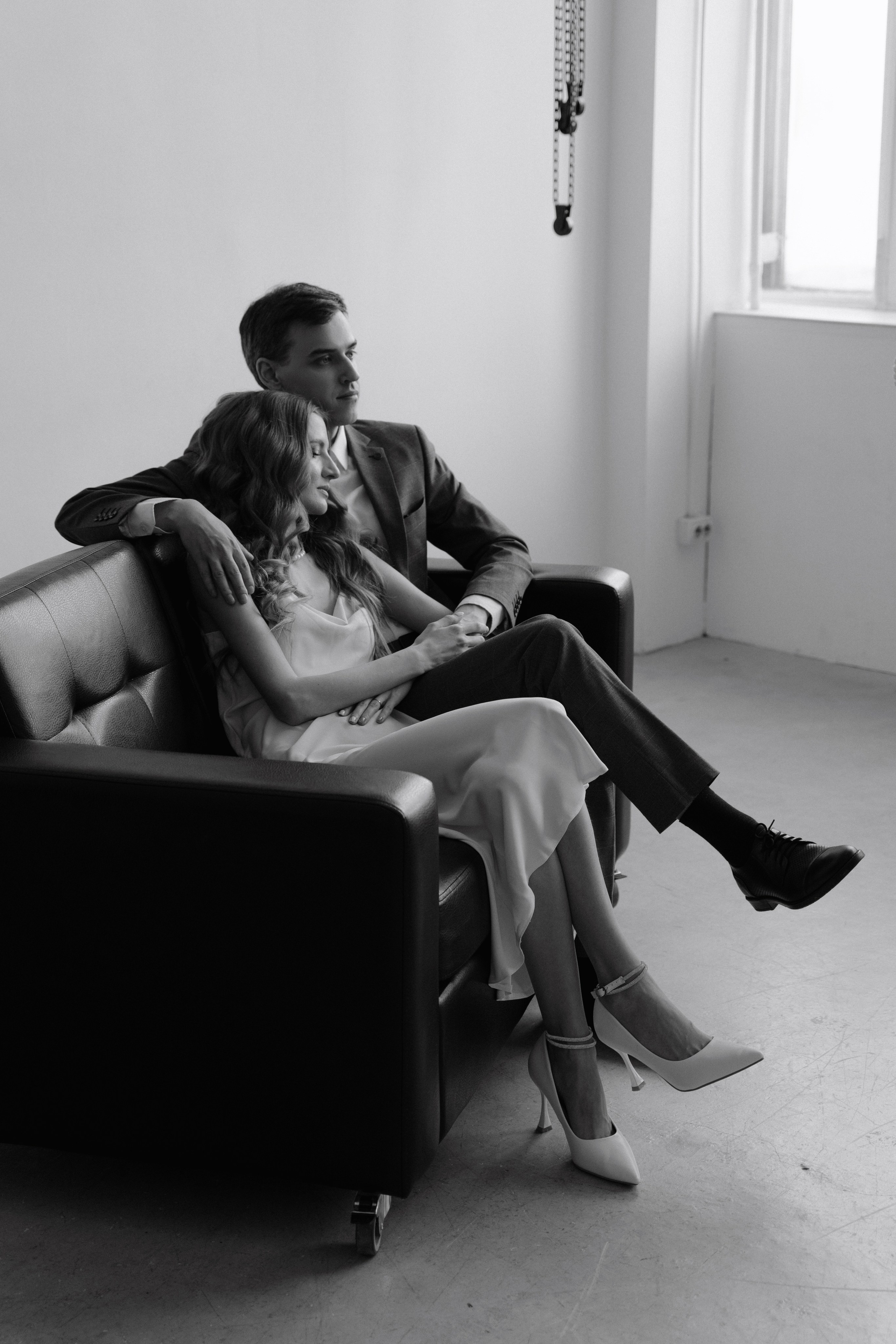 Фото пара на диване в студии минимализм