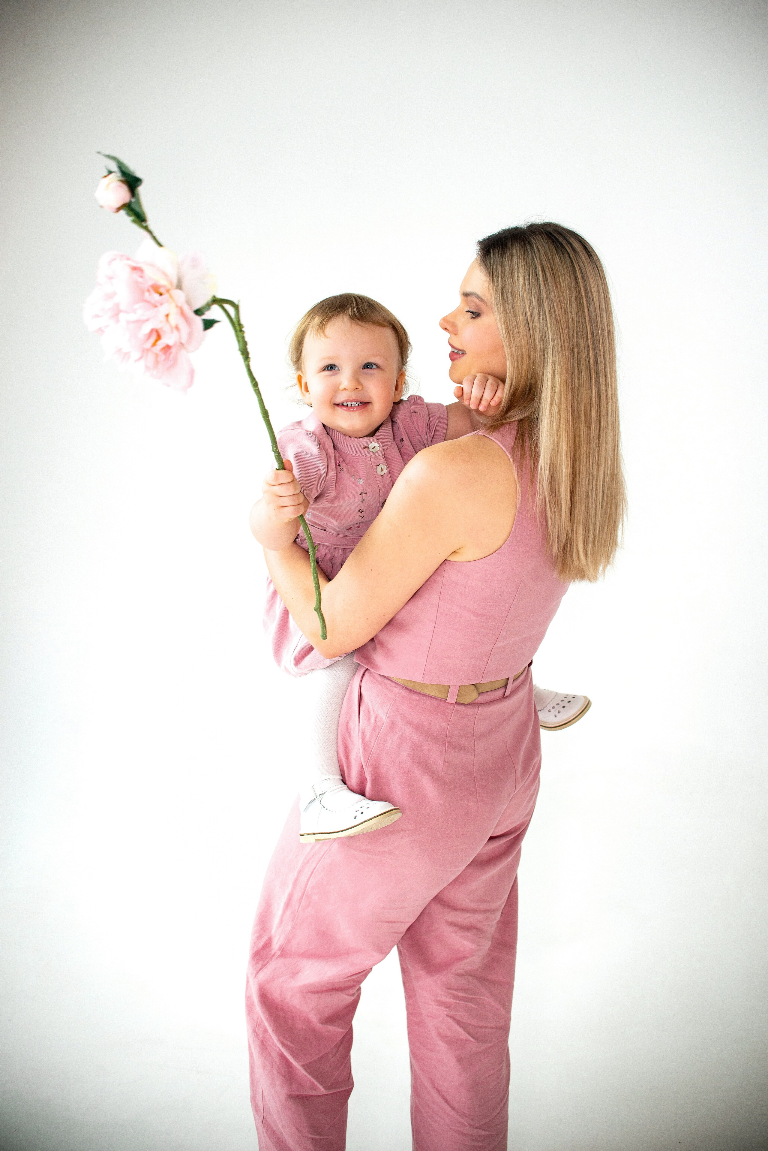 Мама+дочка в студии. Семейный фотограф на выписку из роддома и крещение Минск Настя Гришук